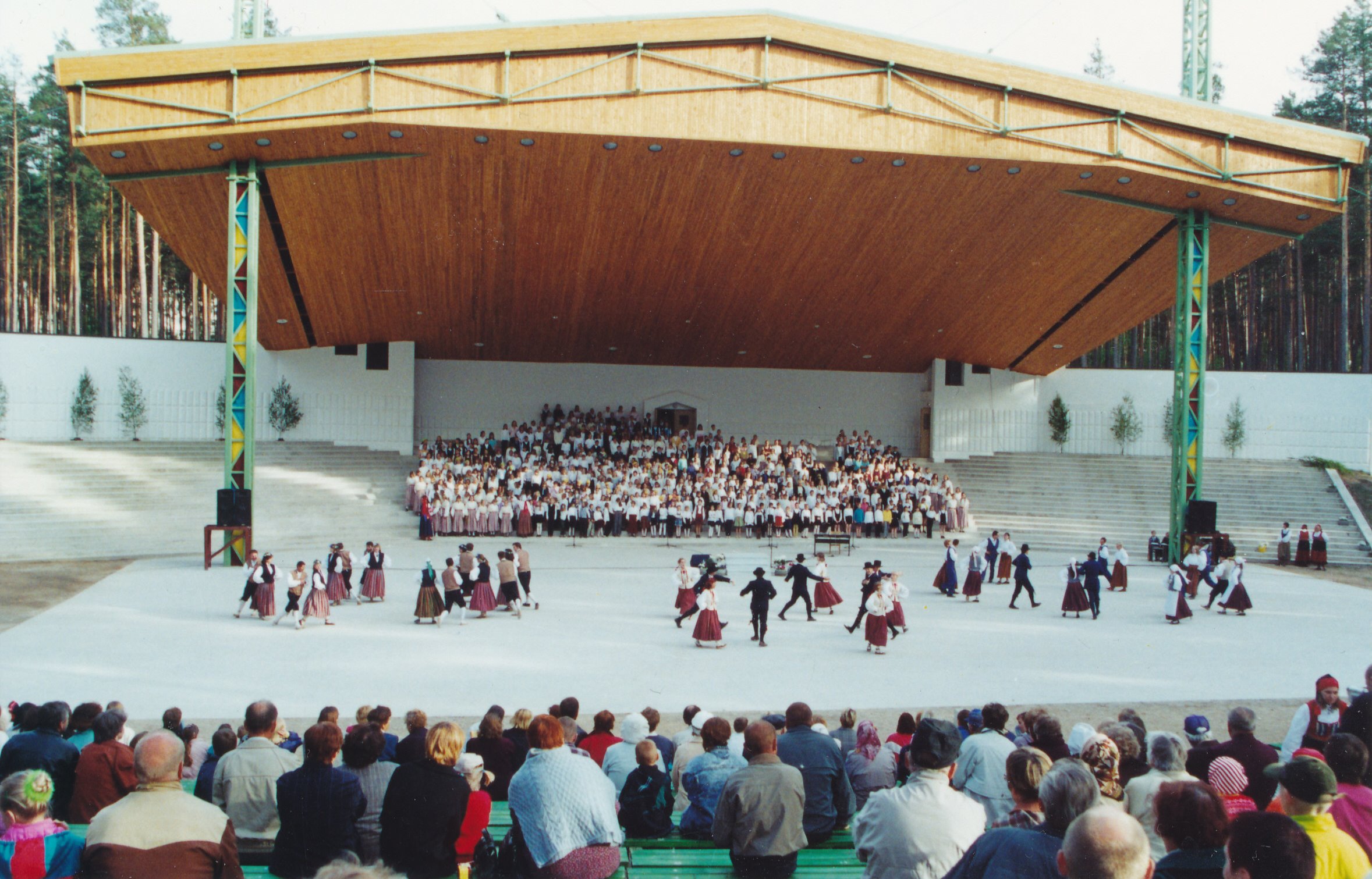 Foto. Võrumaa rahvakunstiõhtu ja laulupidu 3.- 4. juunil 2000. a. Kubjal.tantsitakse "Võrokeste tandsu"