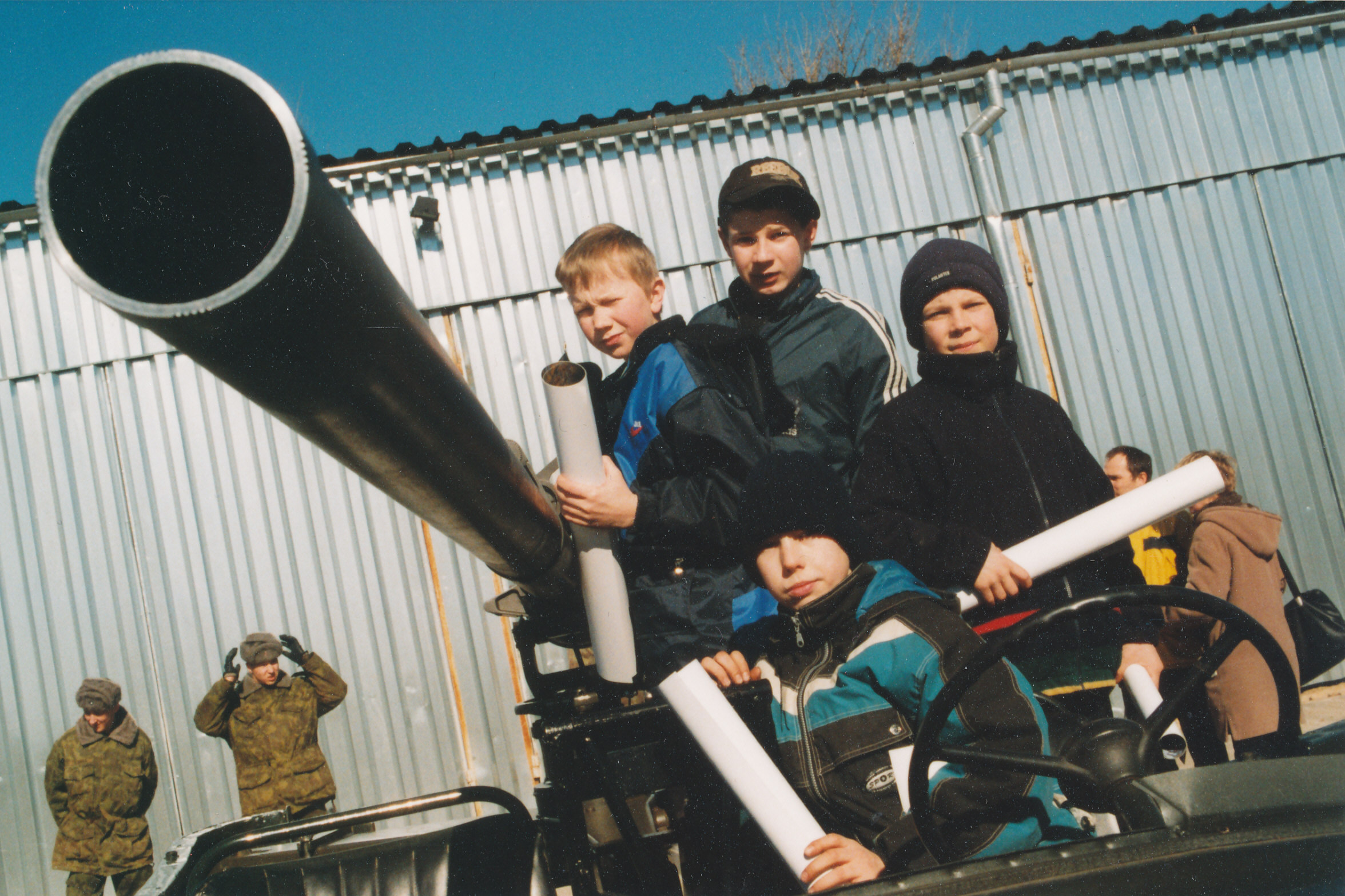 Foto. KÜJ taasloomise 10. aastapäev 16. märtsil  2002 tanki- ja õhutõrje relvad.