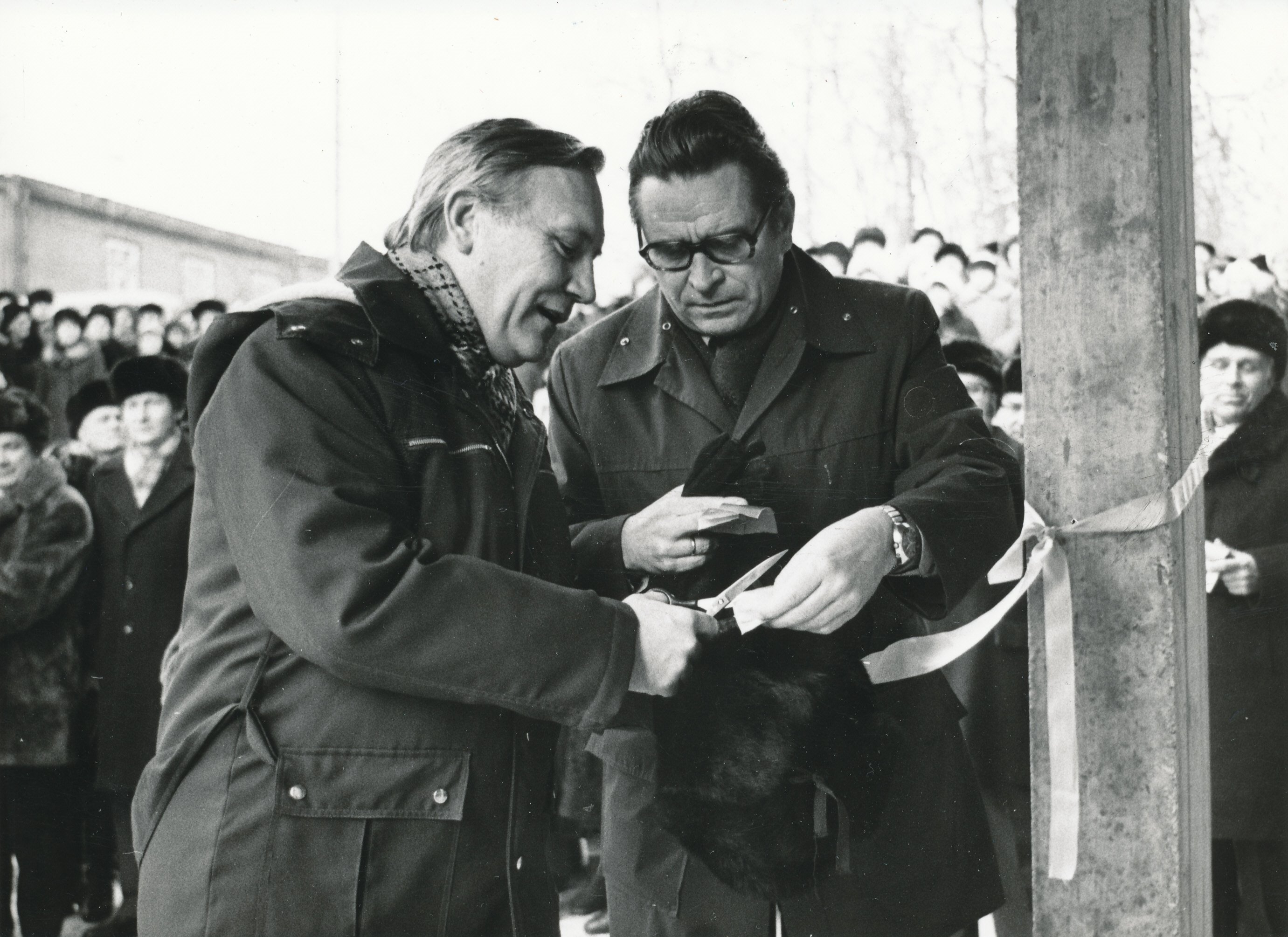 Foto. Võru Koduloomuuseumi hoone avamine 10.veebruaril 1983.a. Linti  lõikavad Aare Männiste ja Ilmar Moss.