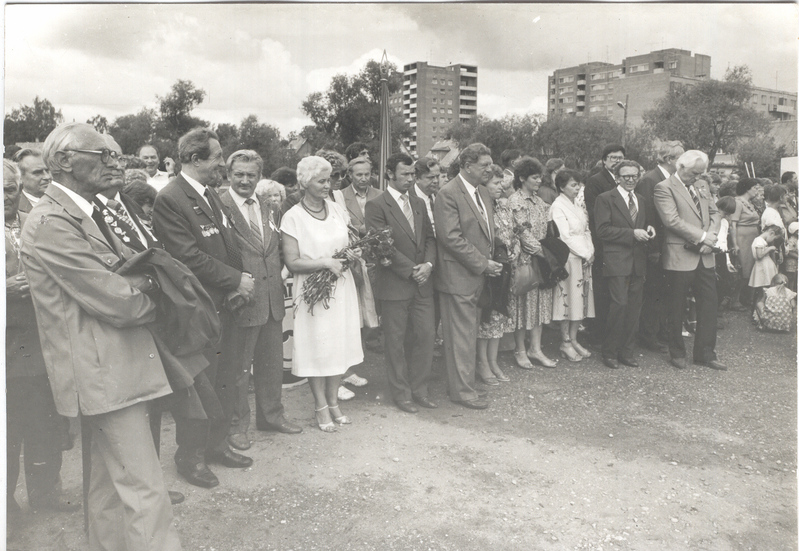Foto.  Miiting  Rannatare  esisel väljakul 11.augustil 1984.a.