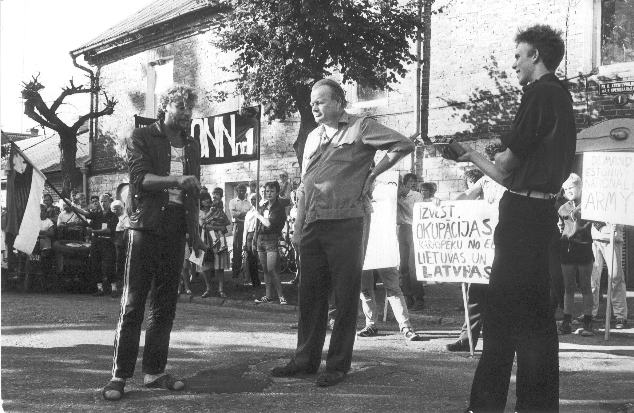 Foto. 26.juulil 1988.a. VSK nr.1 pikett Võru Sõjakomissariaadi ees Allar  Abel, eruohvitser, Ain Saar