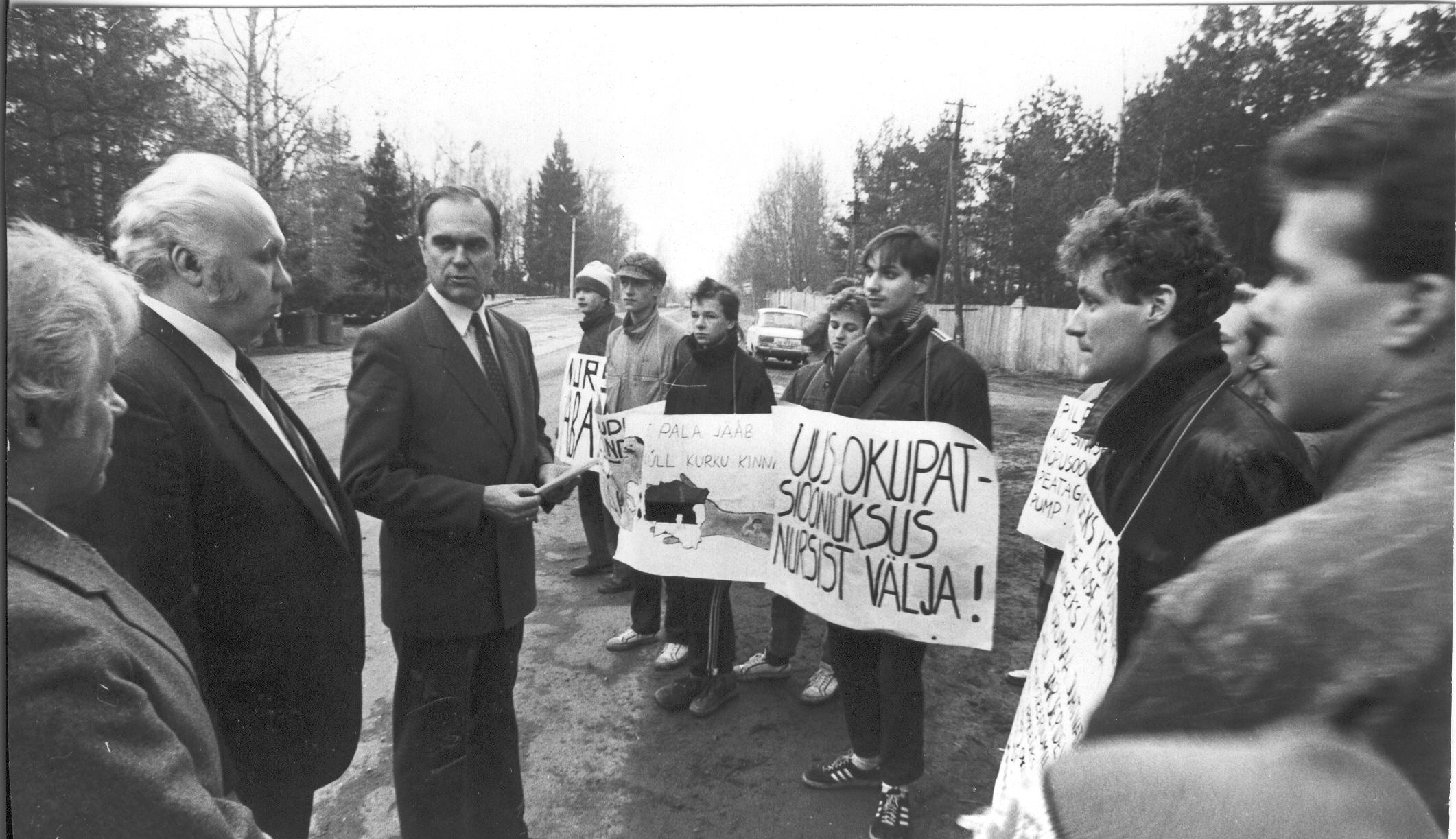 Foto 2.märtsil 1989.a. VSK nr.1 ja Võru Skautmaleva pikett Kubija sõjaväeosa ees Indrek Toomele vöörvägede lisajõudude toomisel Võrru