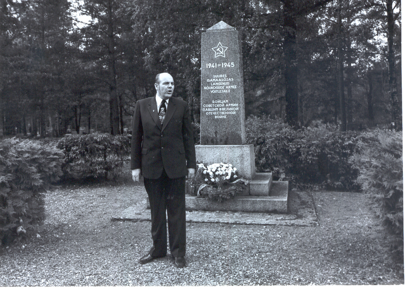 Foto.Võru I Keskkooli direktor Ilmar Reiman rääkimas 1982.a. lennu lõpetajatega Võru vennaskalmistul.