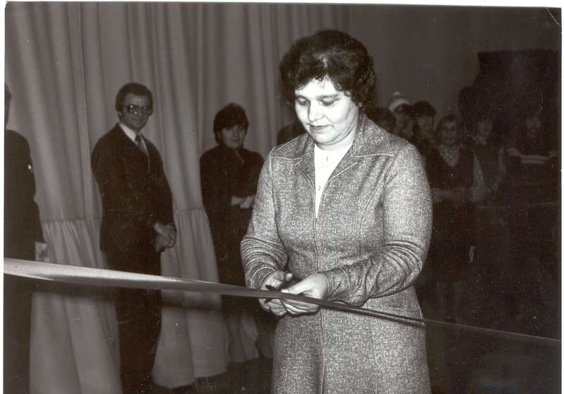 Foto. Näituse  Dagestani tarbekunst avamine, V. Saliste lõikab läbi lindi 1983.a.