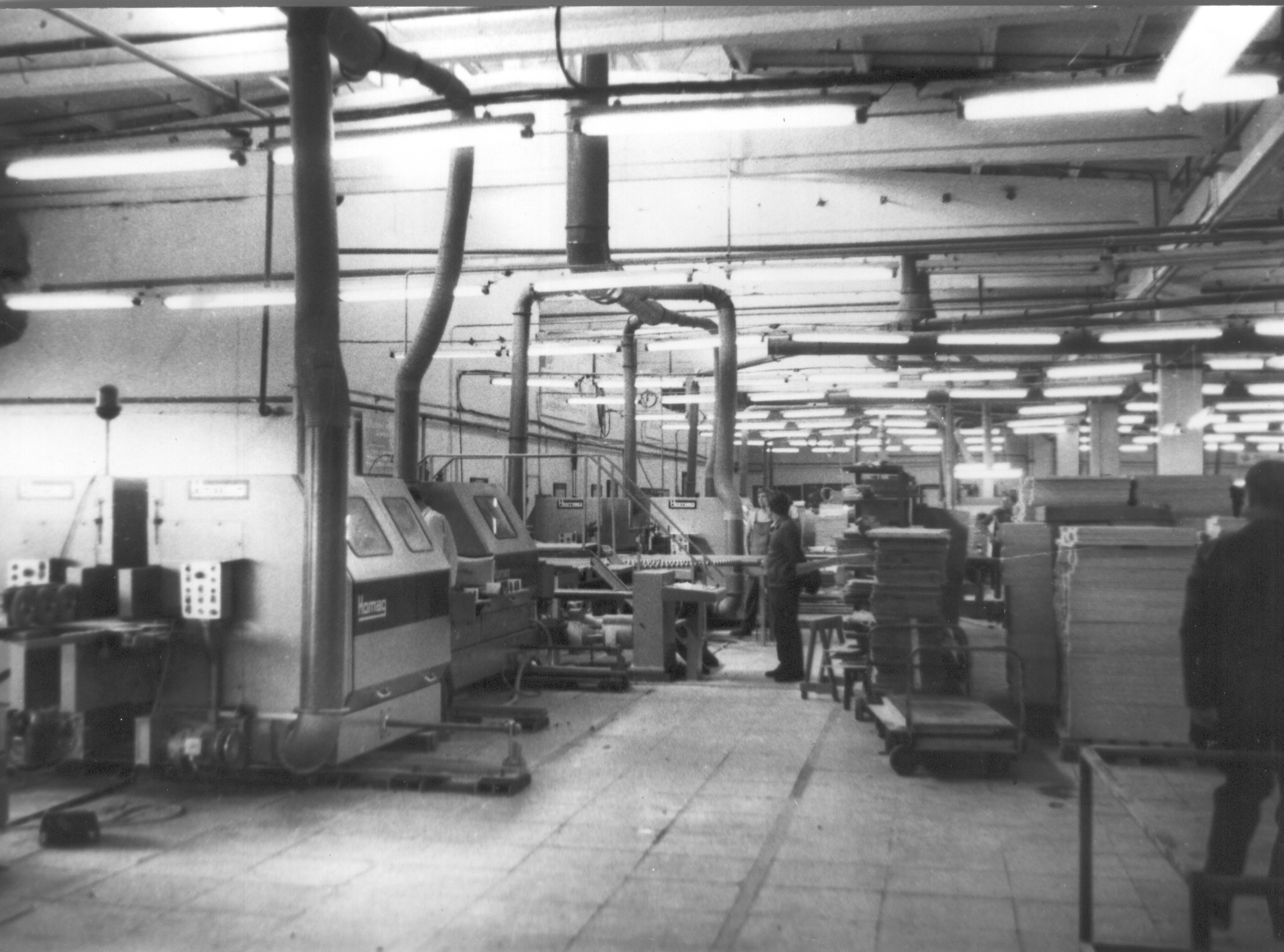 Foto. Foto. Kilpide servade töötlemise liin Võru Mööblivabrikus 1985.a.