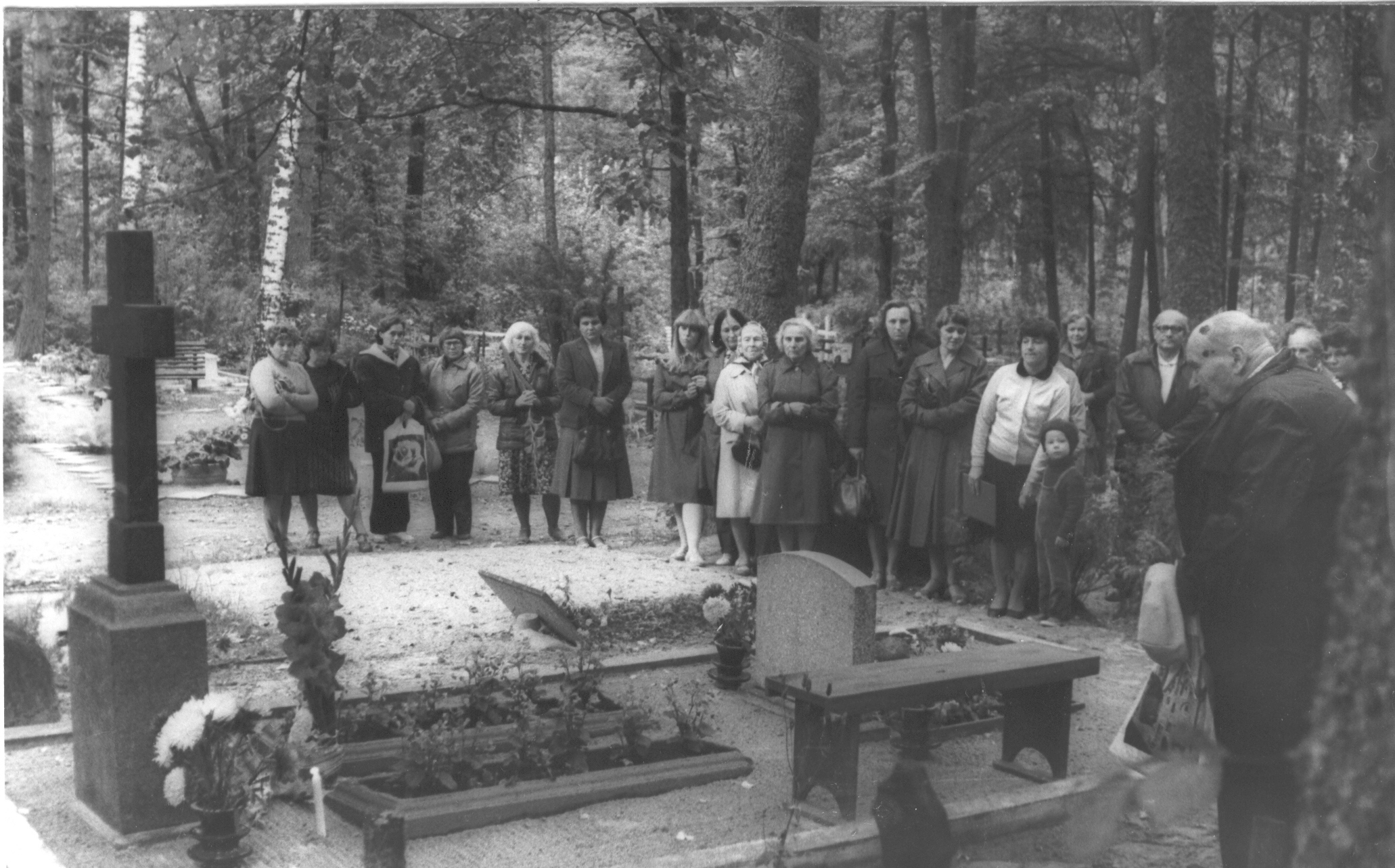 Foto.Raamatusõbrad ja kodu-uurijad rahvaluulekoguja Jaan Sandra kalmul Vastseliina kalmistul 26.augustil 1984.a. Sõnavõtuga esineb rahvaluuleteadlane Richard Viidalepp.