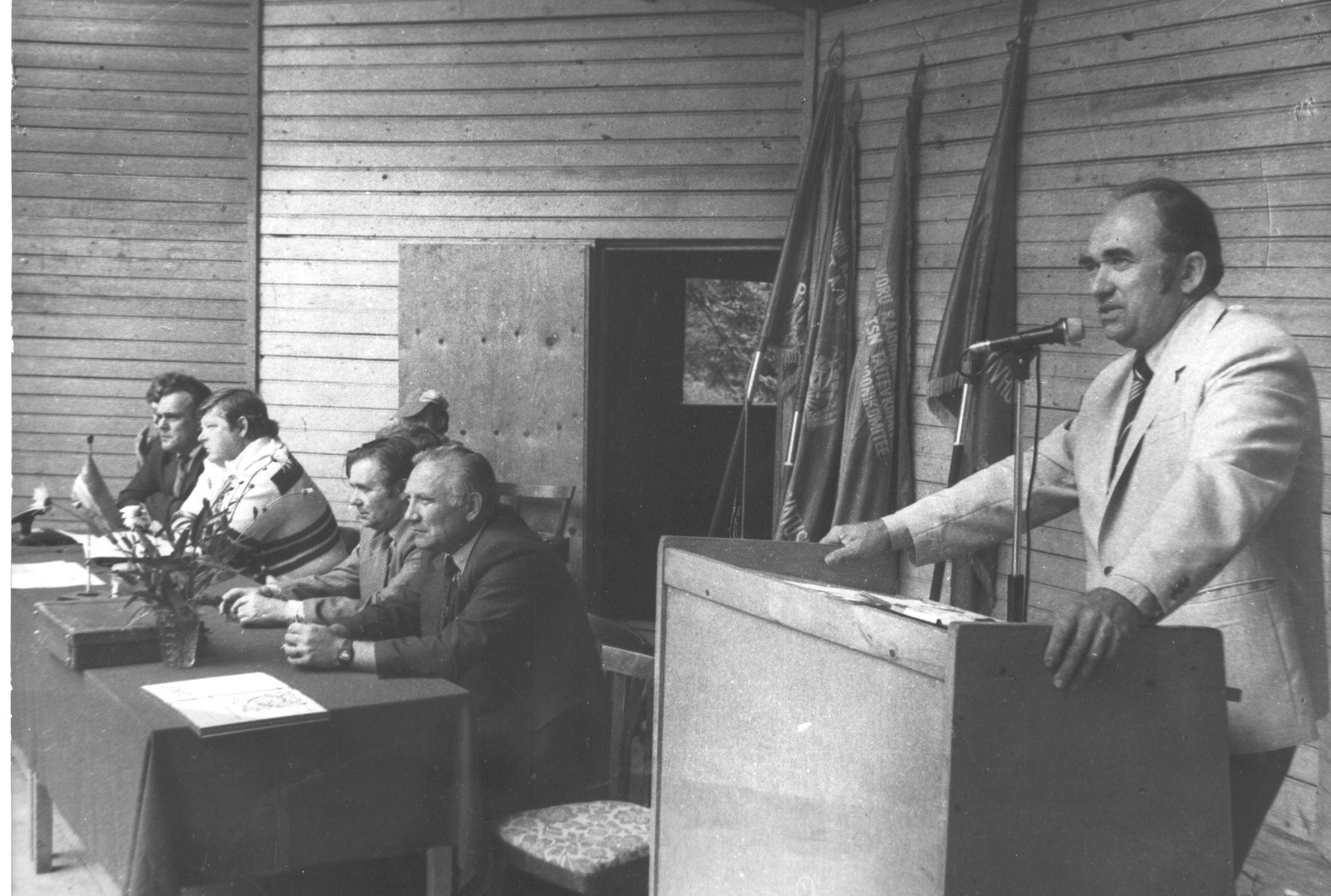 Foto.Võru rajooni loomakasvatajate õppepäev Vastseliinas  27.juulil 1983.a. Kõneleb ENSV ATK esimehe asetäitja  Jüri Kulbin.