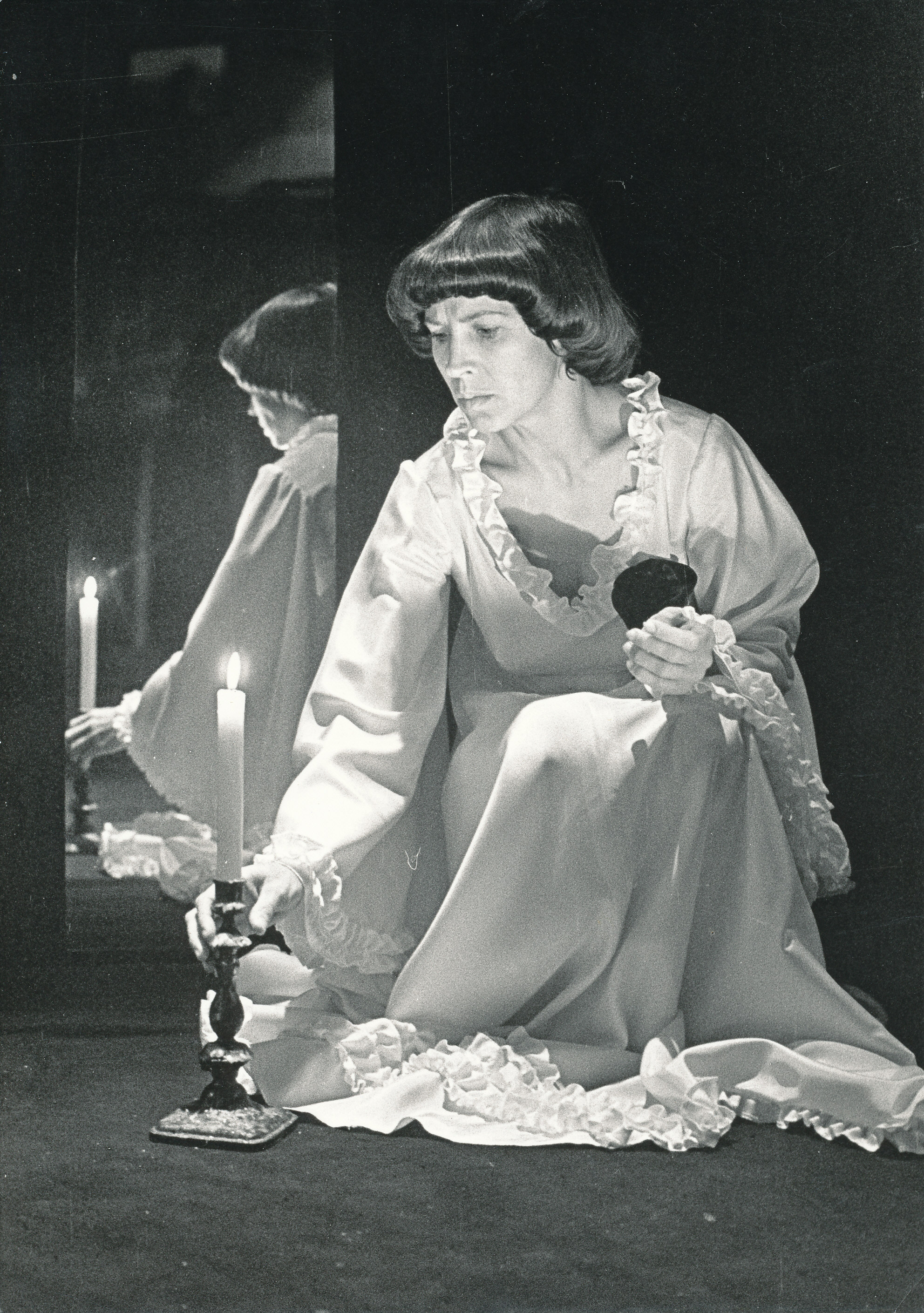 Foto. Metsur, Marje  Olga Zotova rollis näidendis "Rästiku pihtimus" ENSV Riiklikus Noorsooteatris 1980.aastatel.