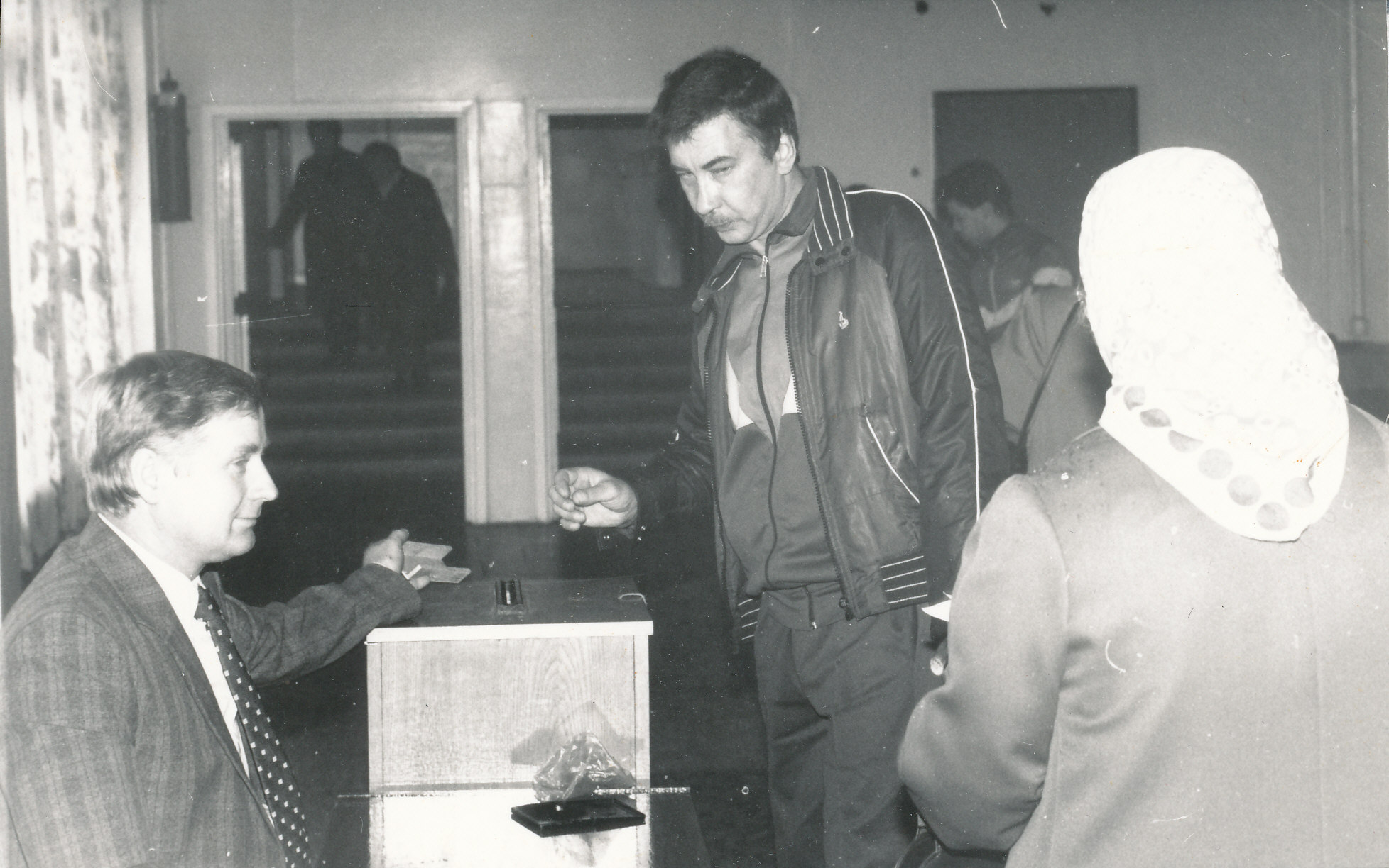 Foto. Eesti Vabariigi Riigikogu ja presidendi valimiste  Võru I Keskkooli sööklas 20. septembril 1992.a.