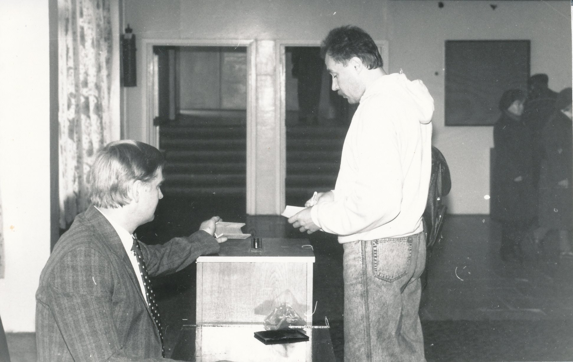 Foto. Eesti Vabariigi Riigikogu ja presidendi valimiste  Võru I Keskkooli sööklas 20. septembril 1992.a.