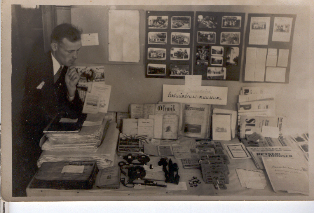 Foto. Loosi maanoorte väljapanek näitusel 1938.- 1939.a. pealkirja all Loosi koduümbrise muuseum.