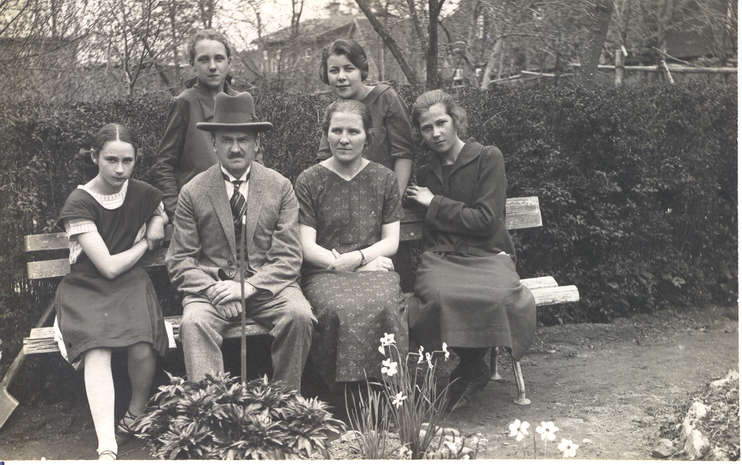 Fotoalbum.  Foto  Võru Õpetajate Seminari harjutuskooli V klassi õpilased 1926.a. koos Johannes Käisiga kooliaias.
