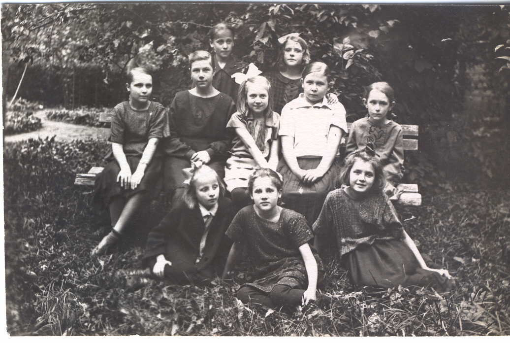 Fotoalbum.  Foto  Võru Õpetajate Seminari harjutuskooli IV klassi õpilased ja õpetajad 23.septembril  1925.a.