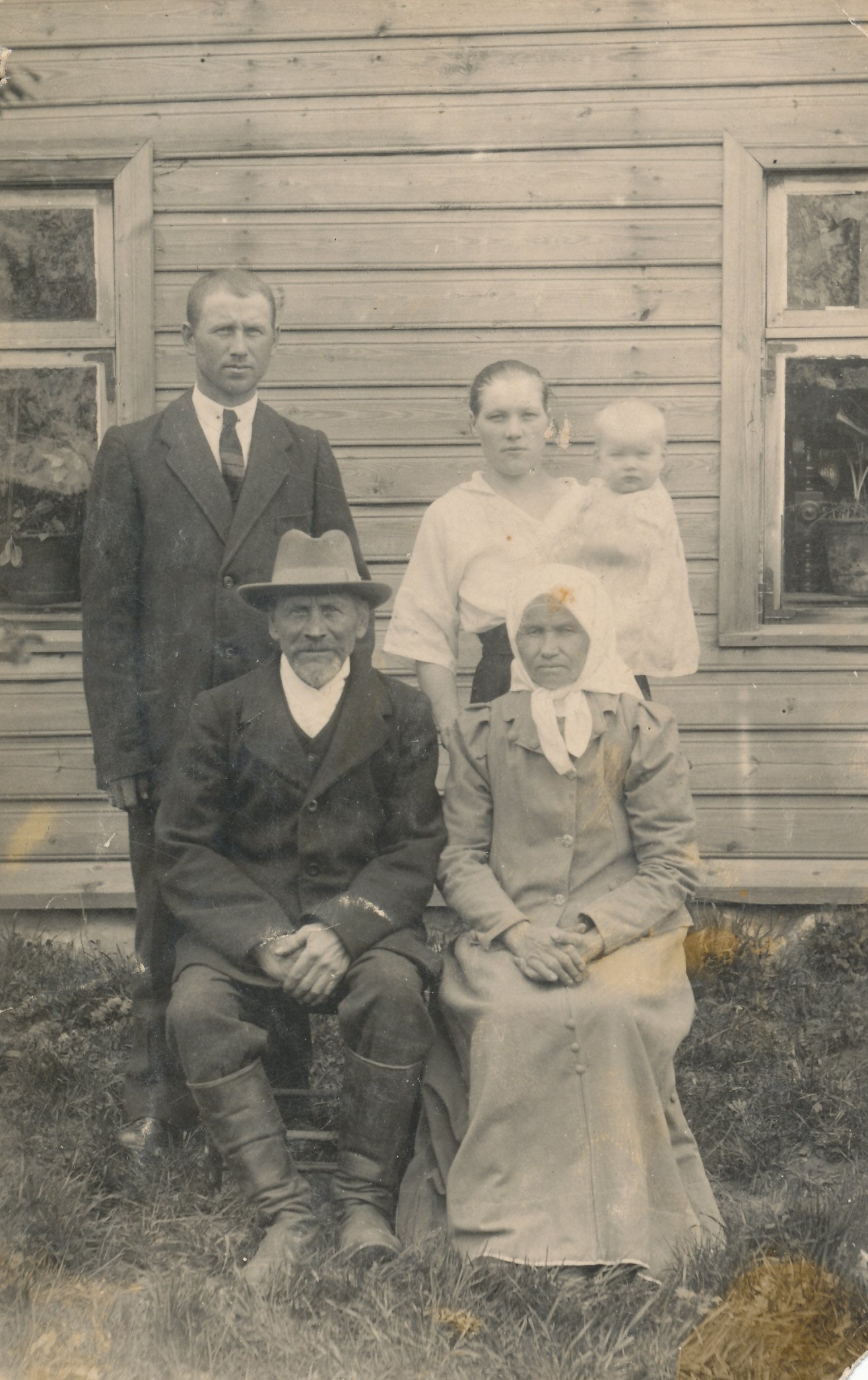 Foto. Orava vallas elanud Gustav Orioni pere.