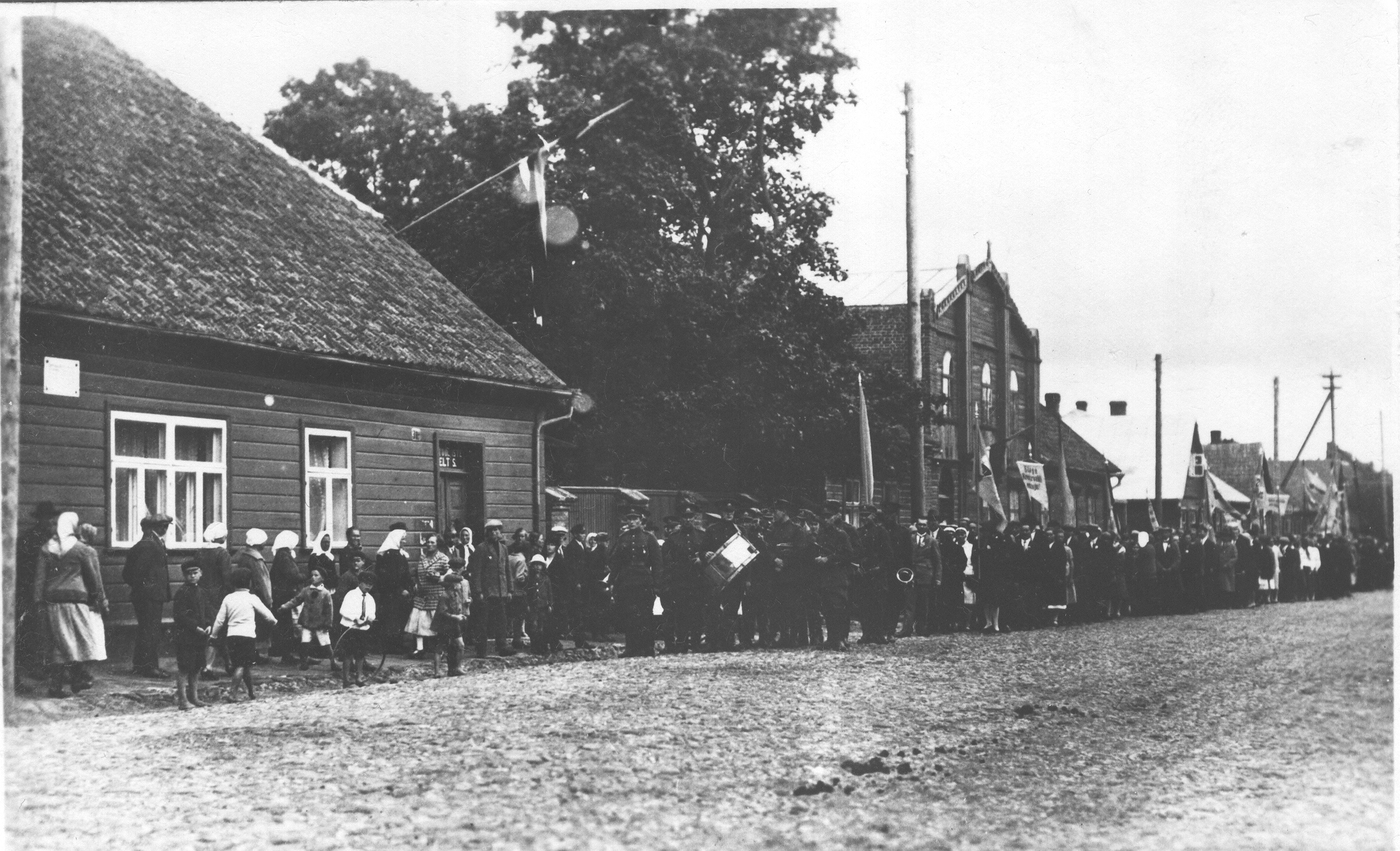 Foto. Rahvakolonn Dr. Fr. R. Kreutzwaldi maja ees 1930-tel aastatel.