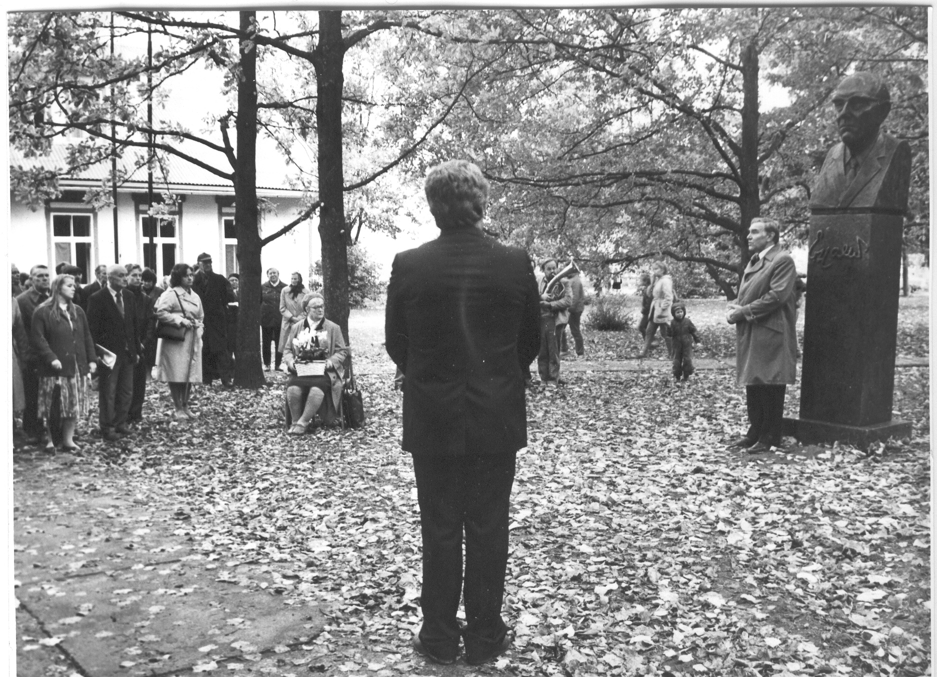 Foto. Mälestusmärgi avamine professor Elmar Hallerile Ülenurme pargis 30. septembril 1988.a..