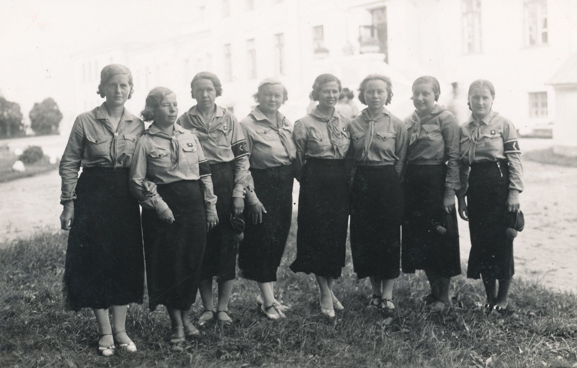Foto. Uuemõisas  1936.a. sügisel toimunud kodutütarde juhtide õppustest osavõtjad.