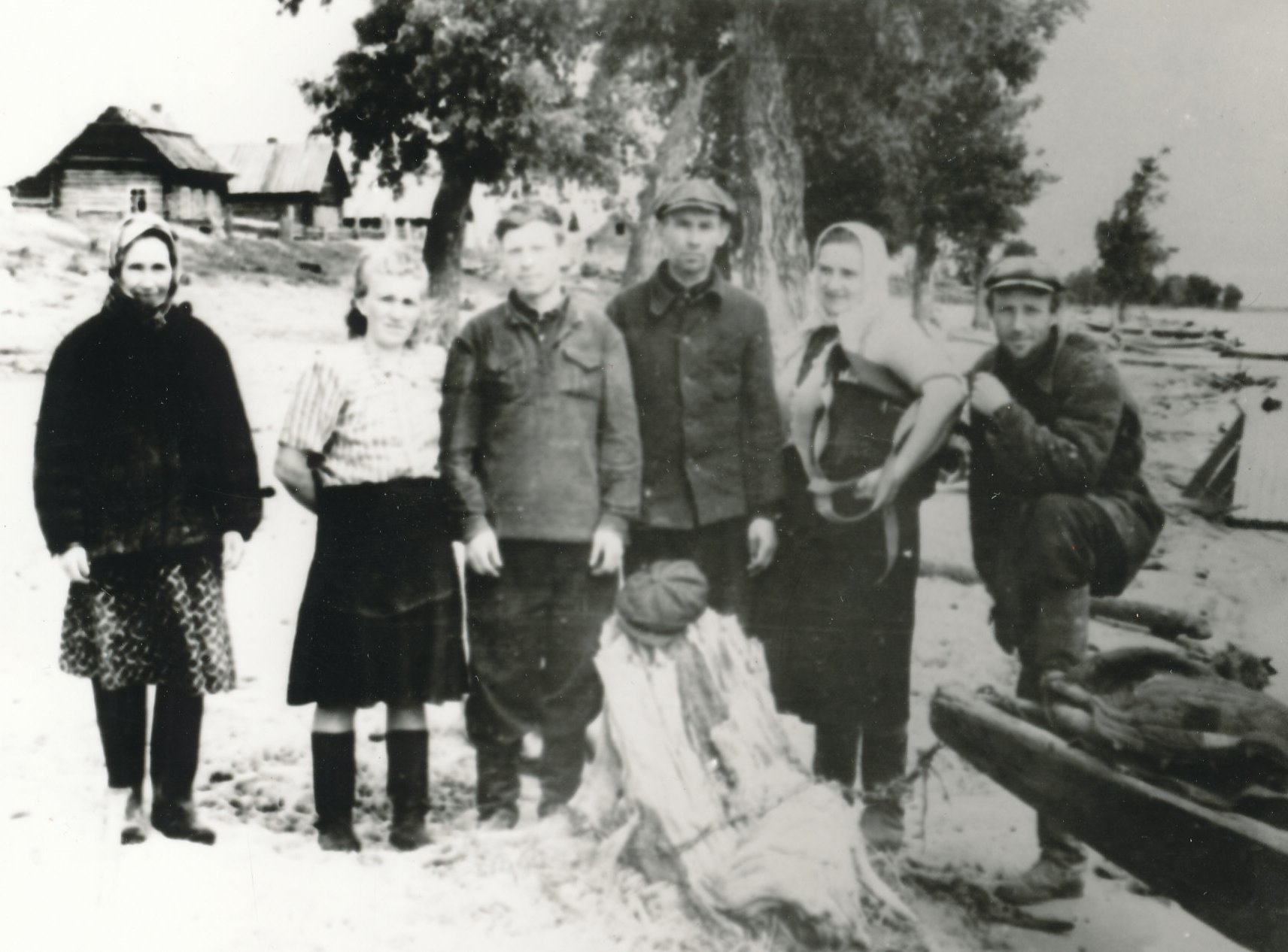 Foto. Nedostupnõi küla väljasaadetud  Vasjuganje jõe ääres1954.a.