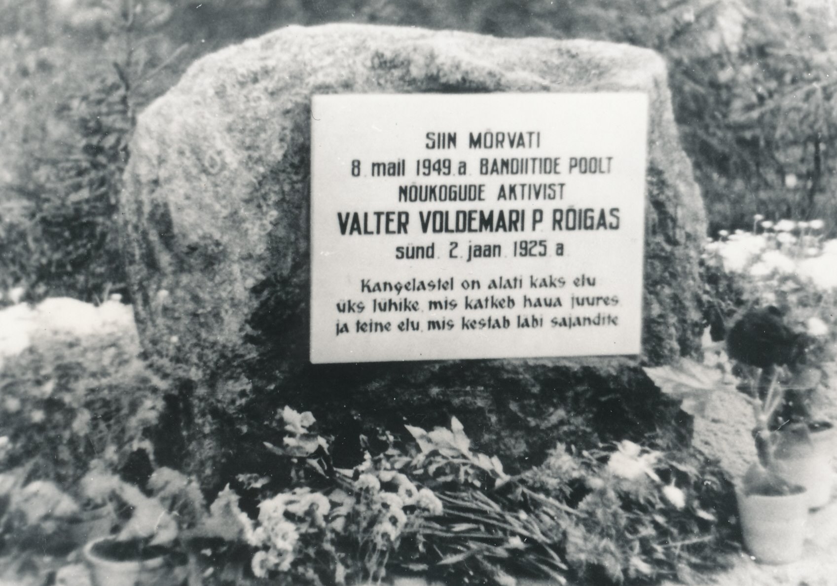 Foto.Mälestuskivi Rõigas , Valteri mõrvakohas Vana-Koiolast Leevile viiva tee ääres