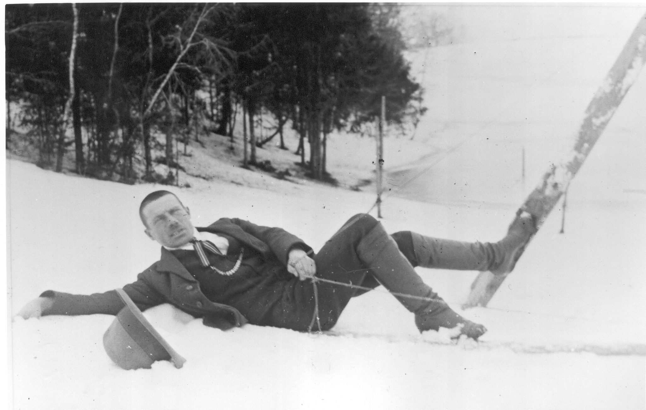 Foto. Taluperemees Paul Olesk Misso vallast Kõrgessaare külast omavalmistatud suuskadega 1930-te II poolel . Nn. Haanjamehe suusad.