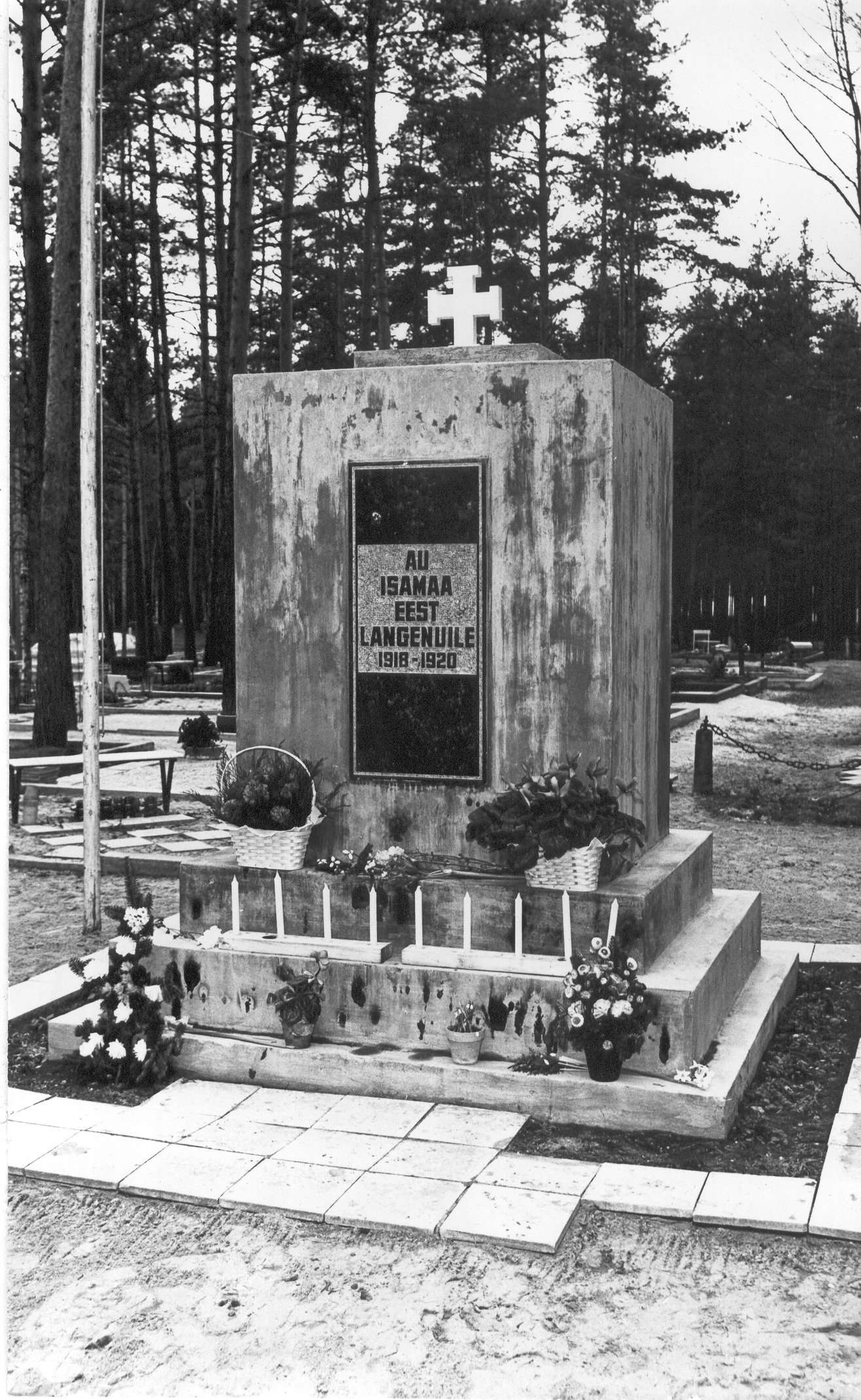 Foto. Vabadussõjalaste  monument Võru kalmistul 23.juunil 1988.a.