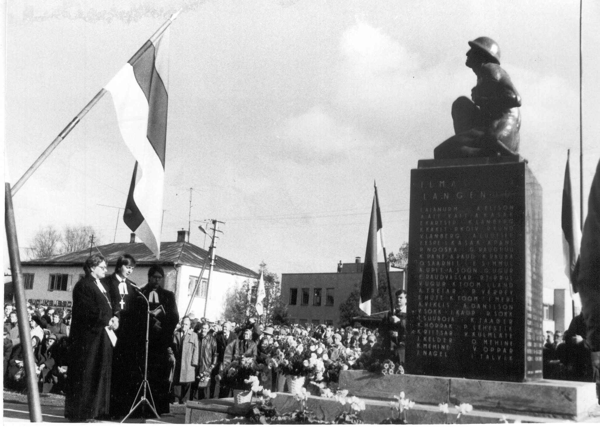 Foto. Vabadussõjas langenute mälestussamba taasavamine Vastseliinas 1988.a.