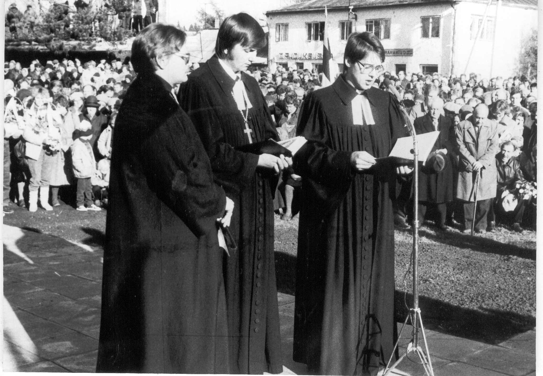 Foto. Vabadussõjas langenute mälestussamba taasavamine Vastseliinas 1988.a.