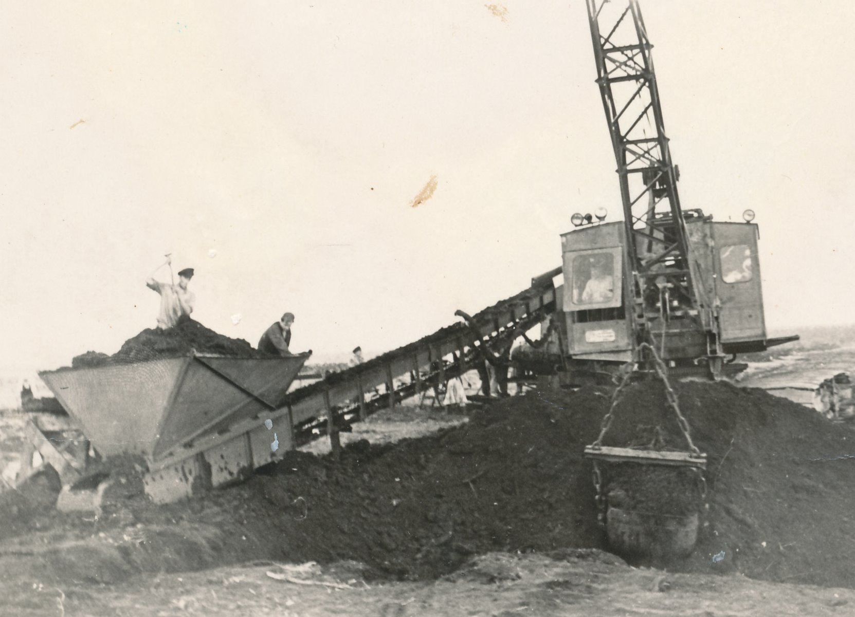 Foto. Turva ammutamine transportöörile M 382 Võru turbarabas 1957.a.