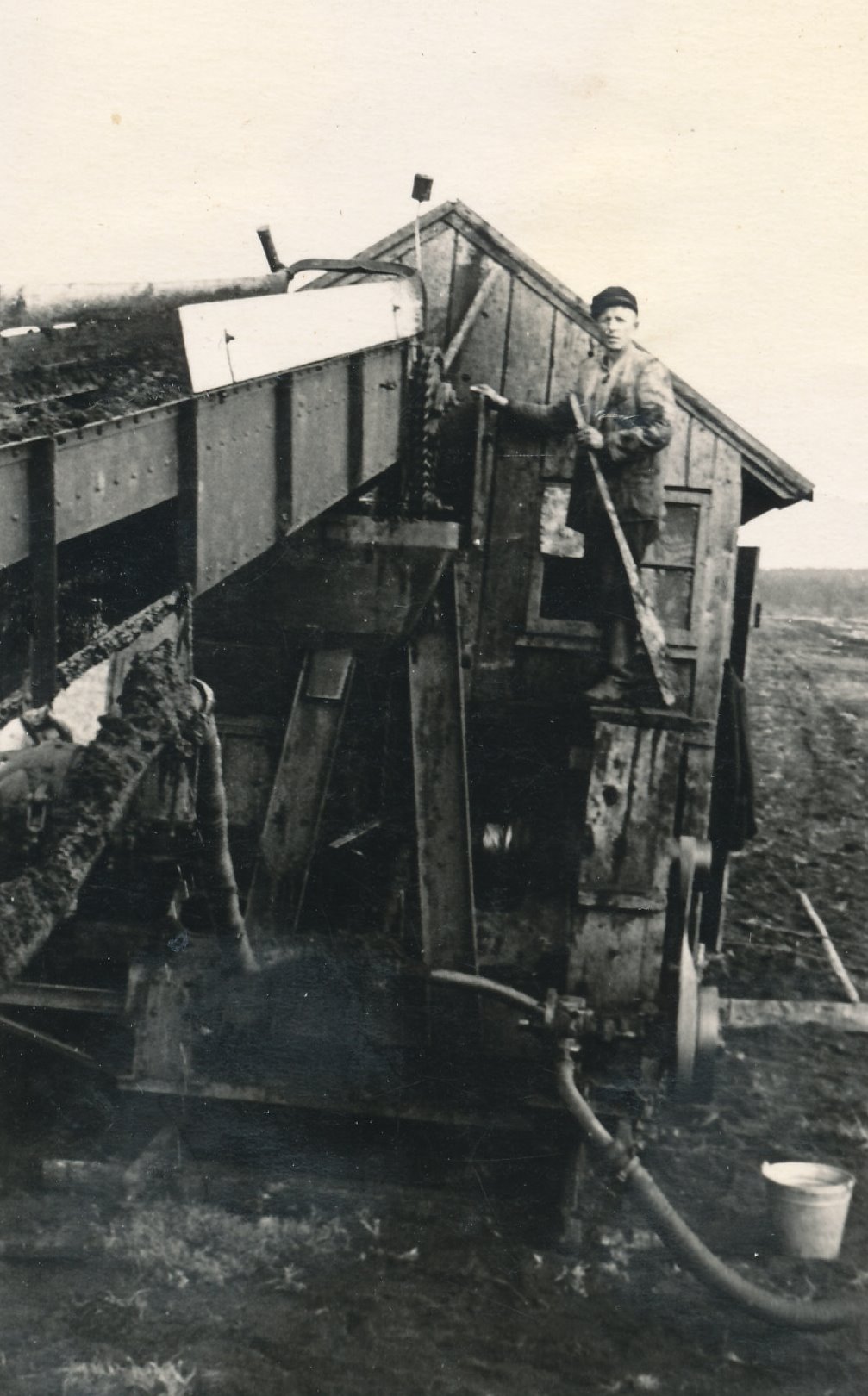 Foto.Vaade turbakarjäärile Võru turbarabas 1949.aastal.Elevaator- turbapress Võru turbarabas.