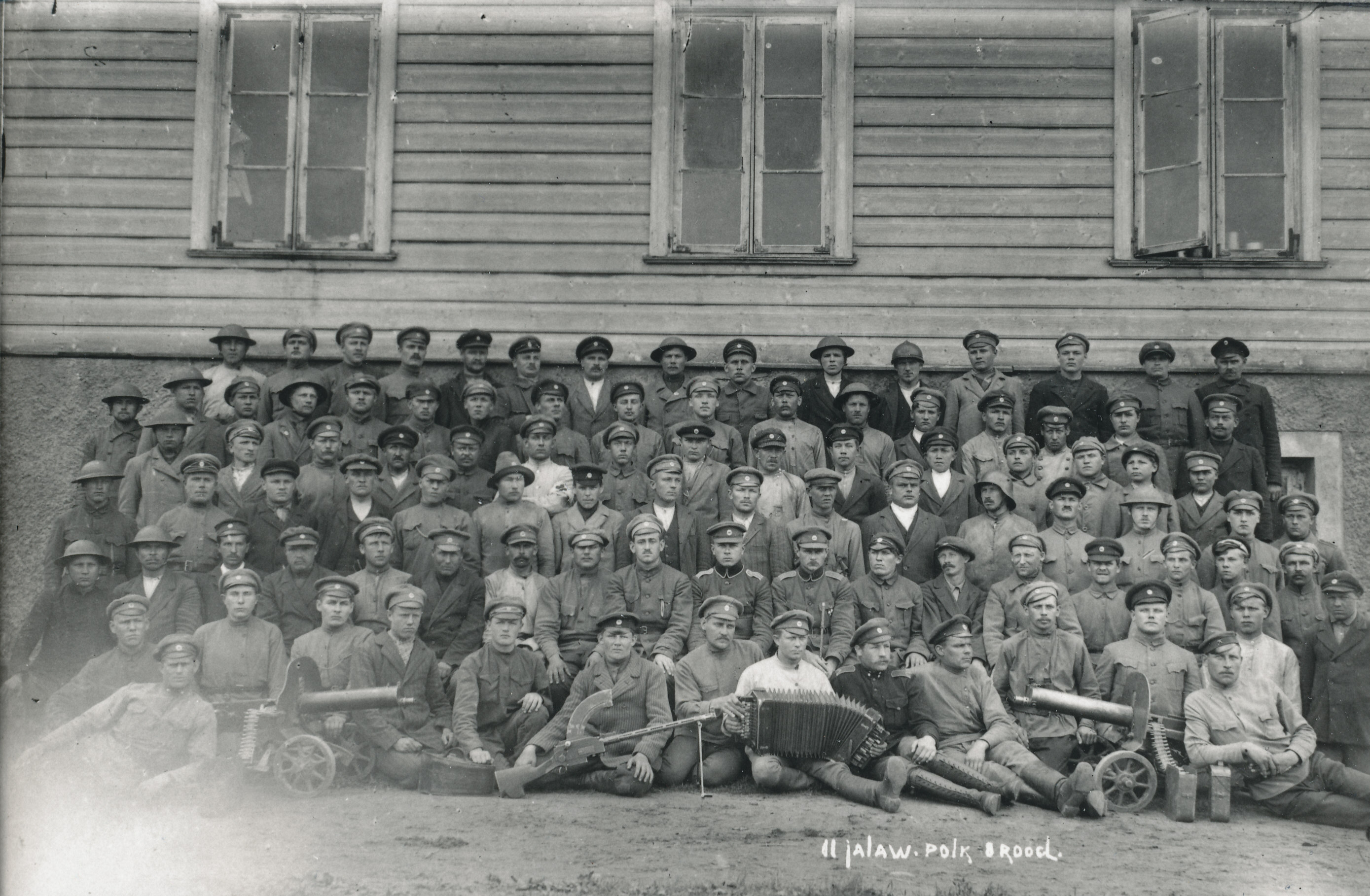 Foto. 2. jalaväepolgu 8. rood 1919.a.Maximi ja Madsen tüüpi kuulipildujatega.Jaan Niiluse foto