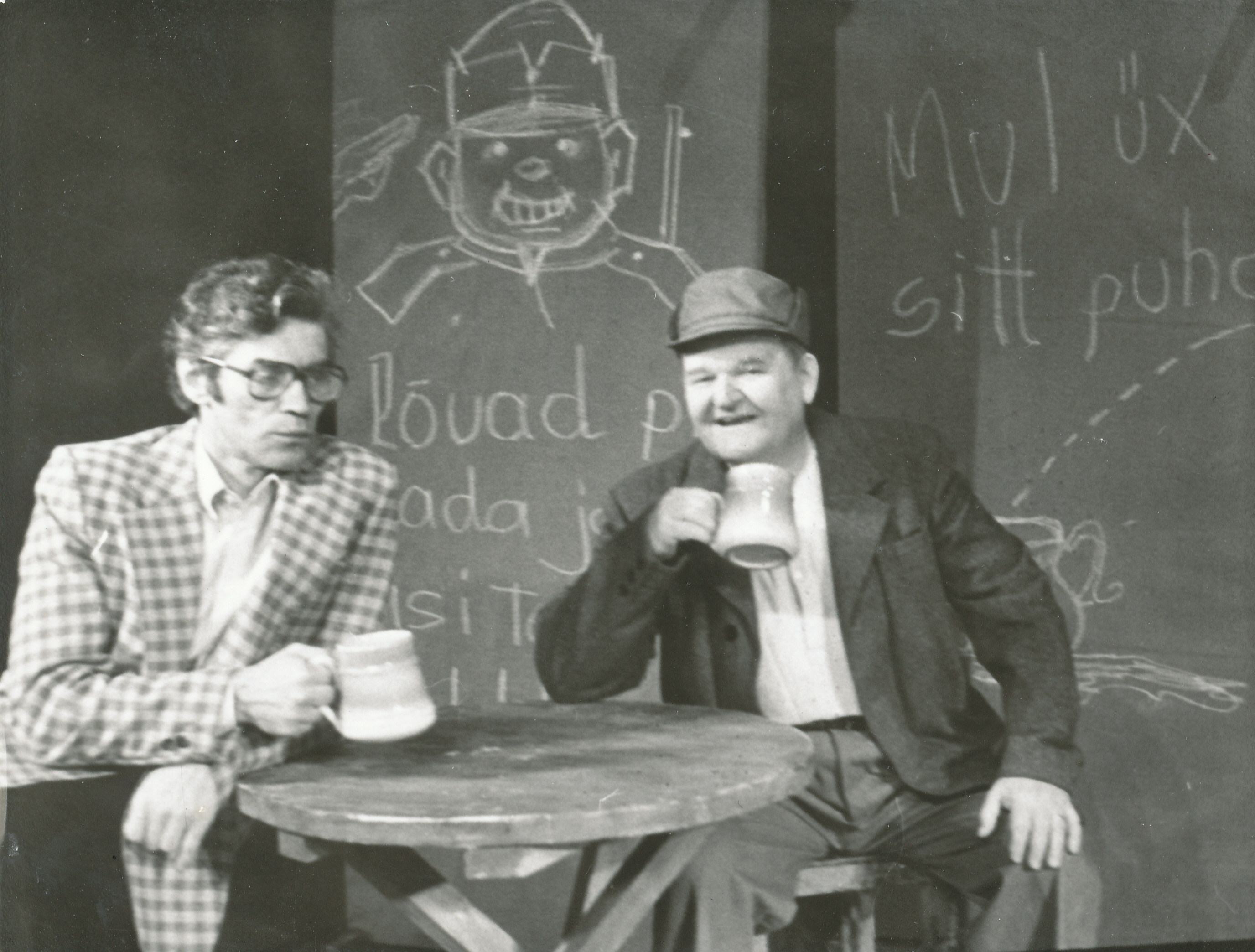 Foto. Stseen Võru Rahvateatri lavastusest "Vahva sõdur šveik" 1995.a.