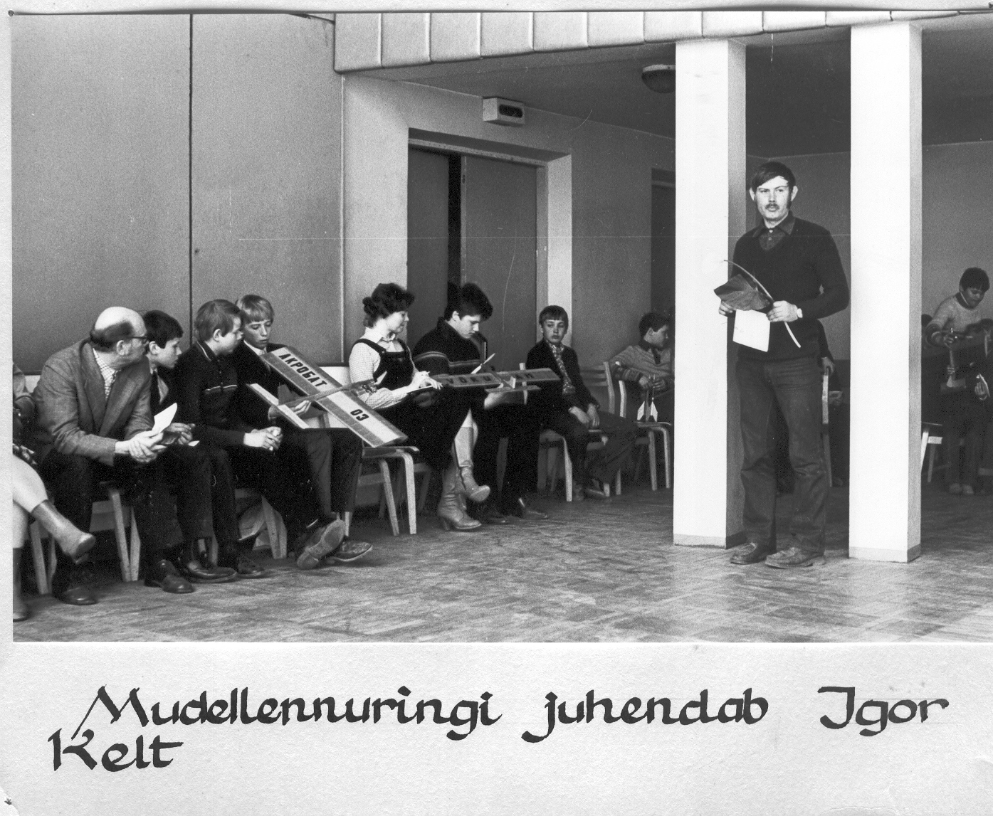 Foto. Võru Pioneeride Maja mudellennuring  Igor Kelti juhendamisel 1985.a.