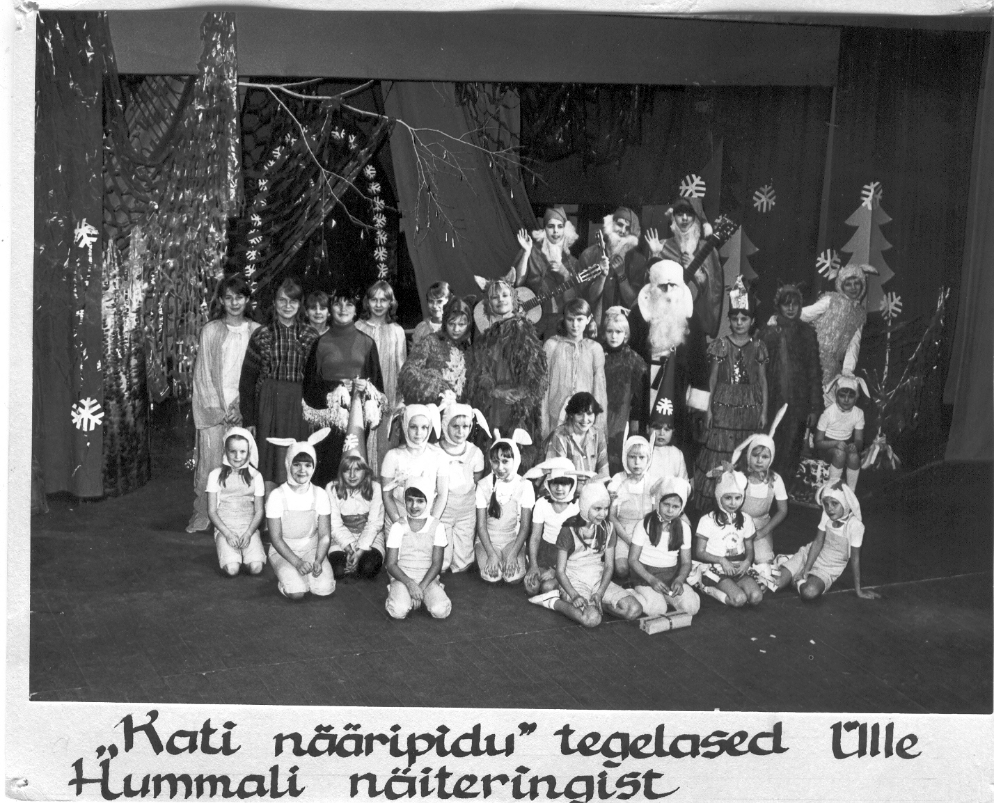 Foto. Võru Pioneeride Maja näiteringi etenduse "Kati nääripidu" tegelased Ülle Hummali juhendamisel 1980-te II poolel