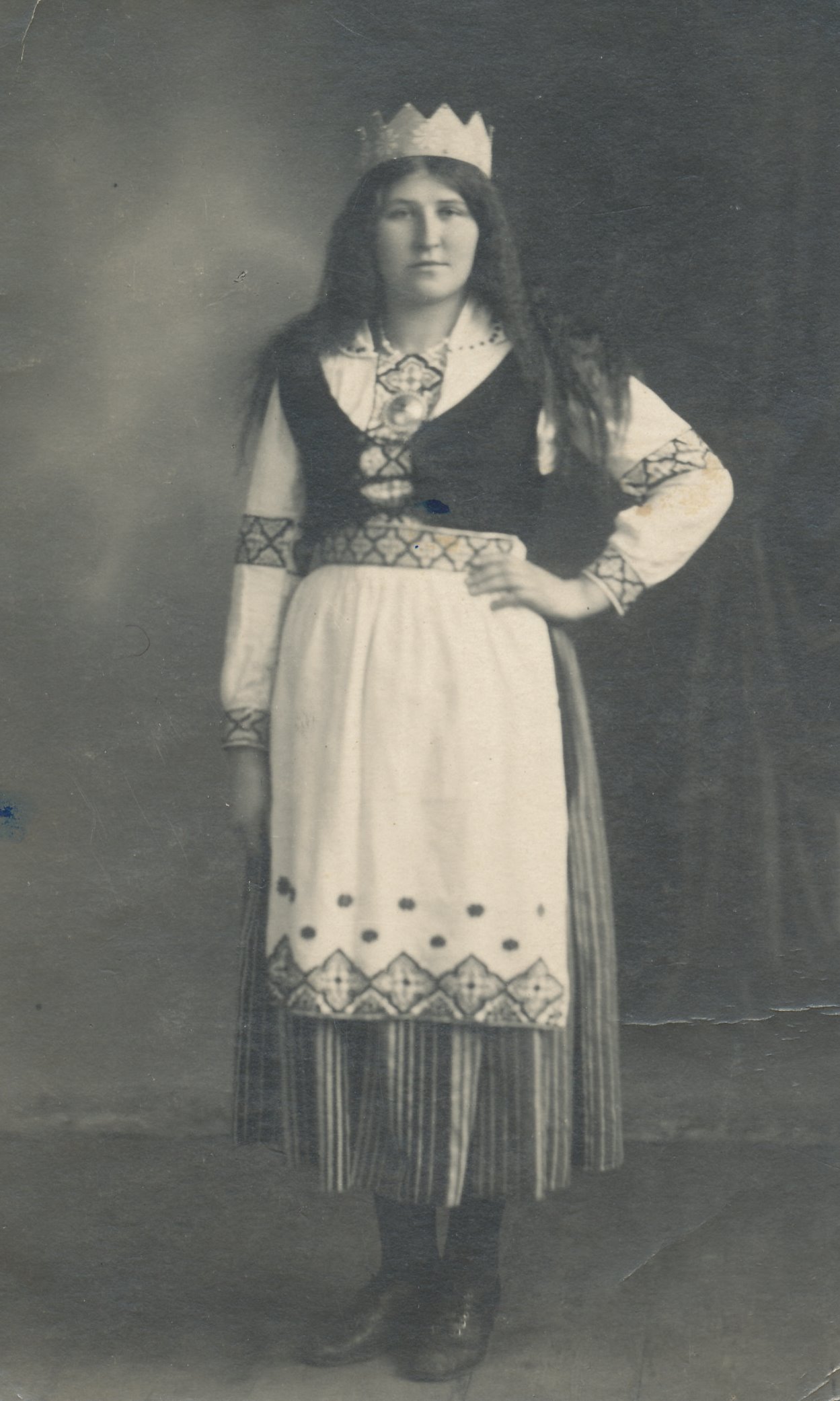 Foto. Neiu A. Laiv Võrus põllumajandusnäitusel 1918.a.Rahvarõivais.