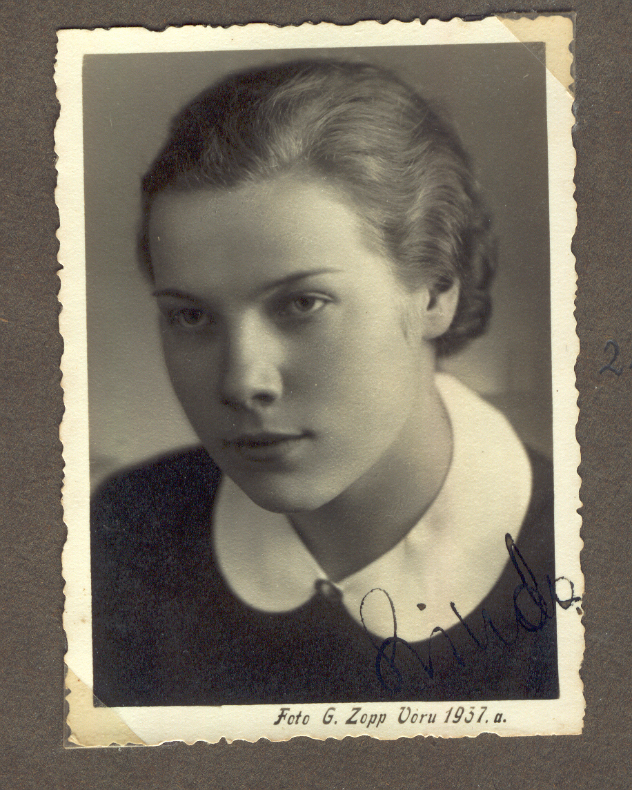 Fotoalbum Võru Ühisgümnaasiumi õpilastest. Stalde, Linda 1937.a. ( Paul Elkeni abikaasa).
