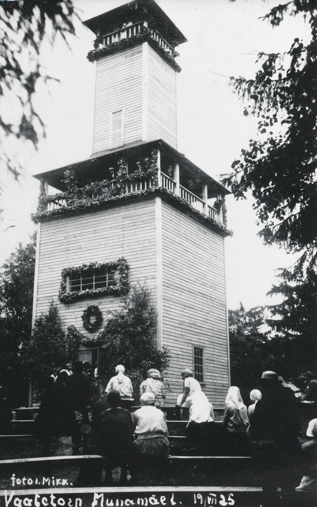 Foto.Vanikutega ehitud Munamäe puust vaatetorn avamispäeval 19.juulil  1925.a.