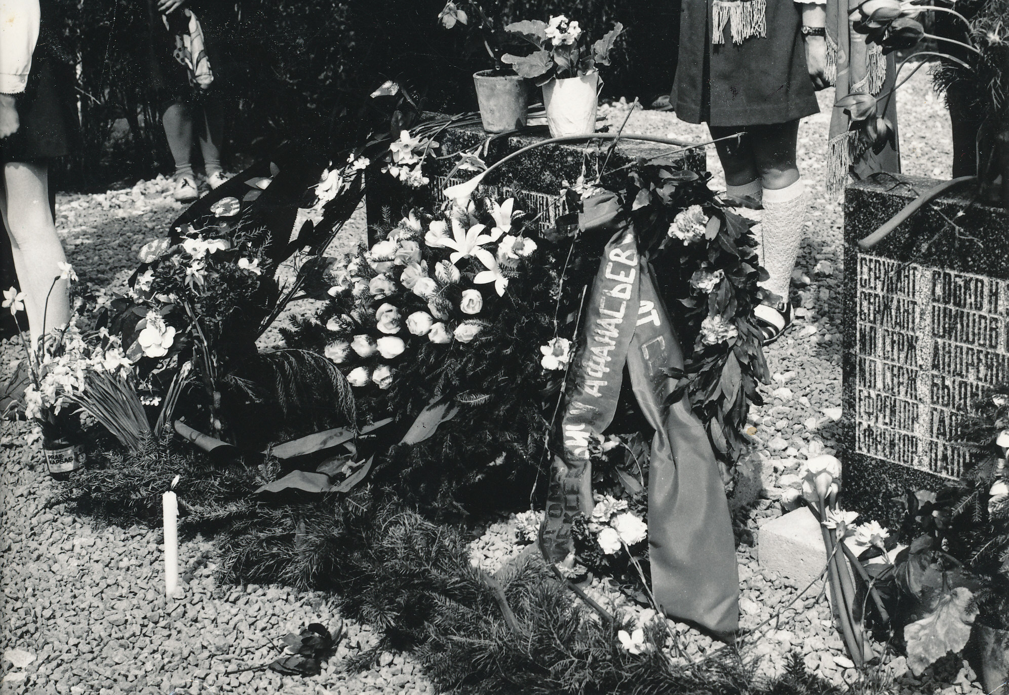 Foto. Loorberipärg 1944.a. Osula vabastamisel langenud leitnant Afanasjevi kalmul.