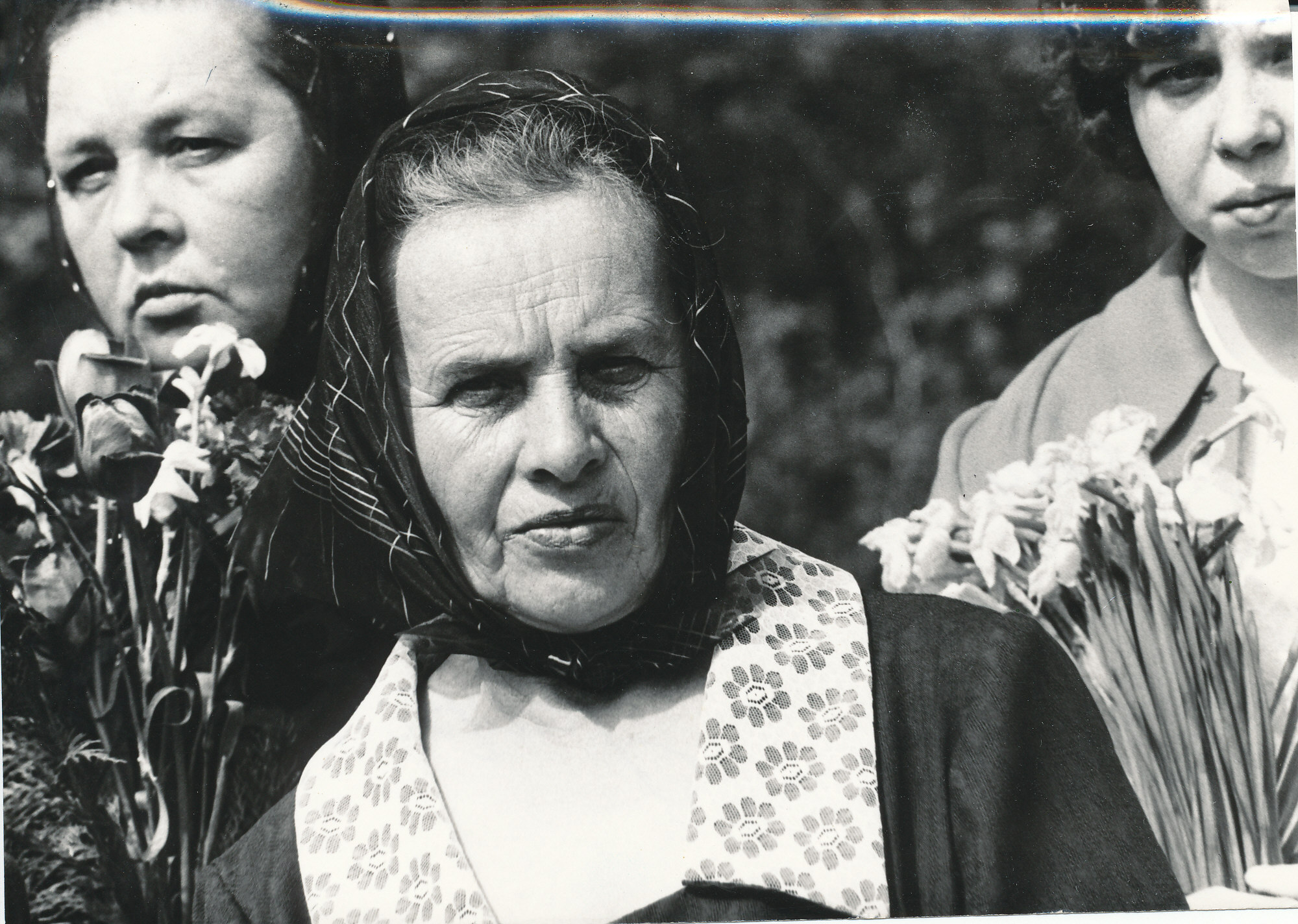 Foto. Osula vabastamislahingus 1944.a. langenud kapten Konetski abikaasa Osula kalmistul  9. mail 1975.a.
