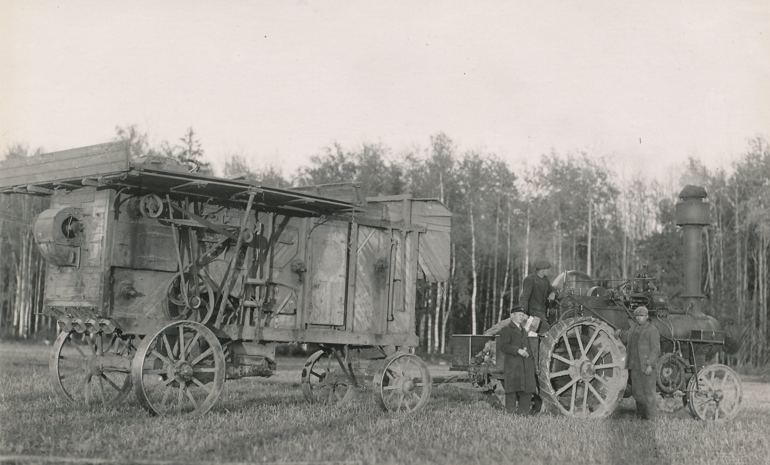 Foto. Rehepeksumasin, isesõitja -lokomotiiv ja peksumasin, mis kuulusid Tsolgos elanud Joosep Alaveerele.