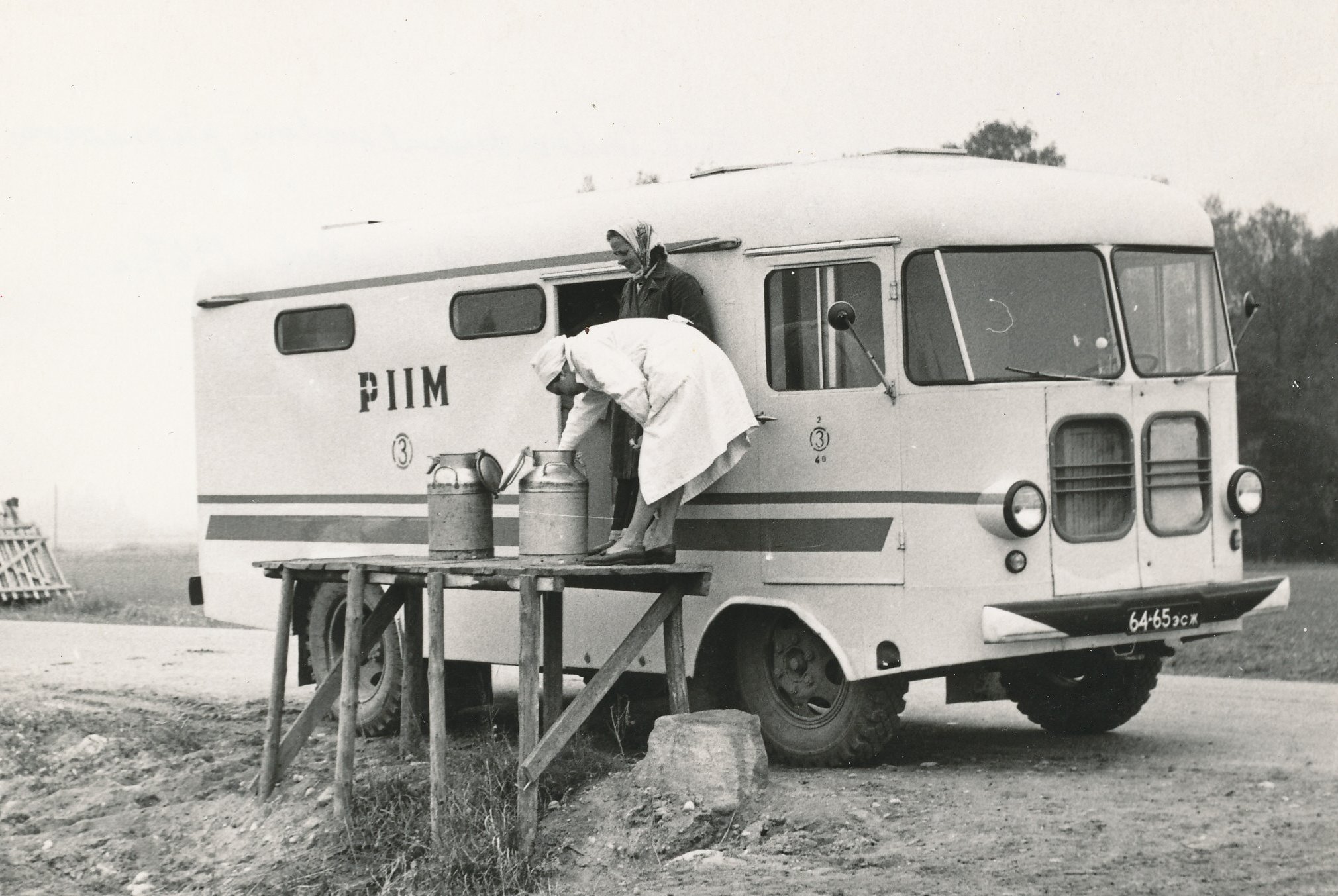 Foto.  Piima vastuvõtmine Soel individuaalsektori piimaveoks ettenähtud autoga.