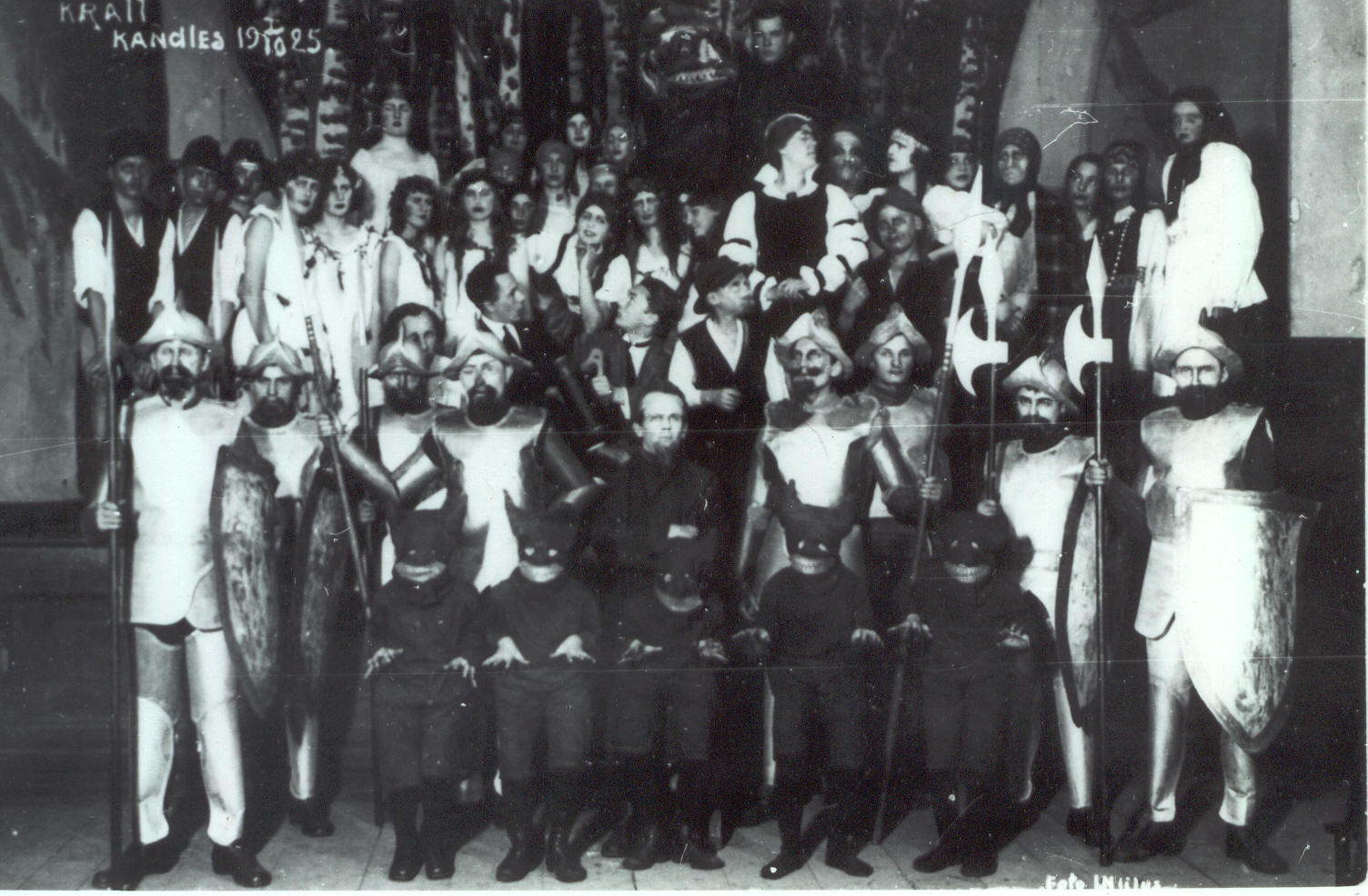 Fotokoopia. Müütilise lavaloo "Kratt" tegelaskond pärast etendust 1925.a.