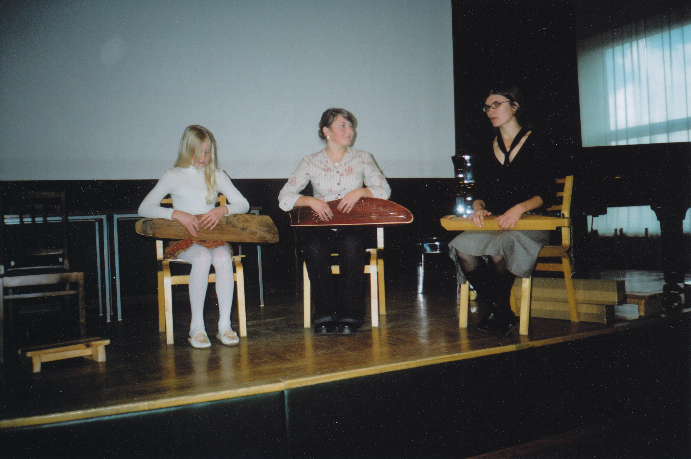 Foto. Võrumaa Muuseumi 6. kandlepäev 15.oktoobril  2006. Esineb Võru Muusikakooli Haanja osakonna kanneldajad Kadri Lepassoni juhatusel.