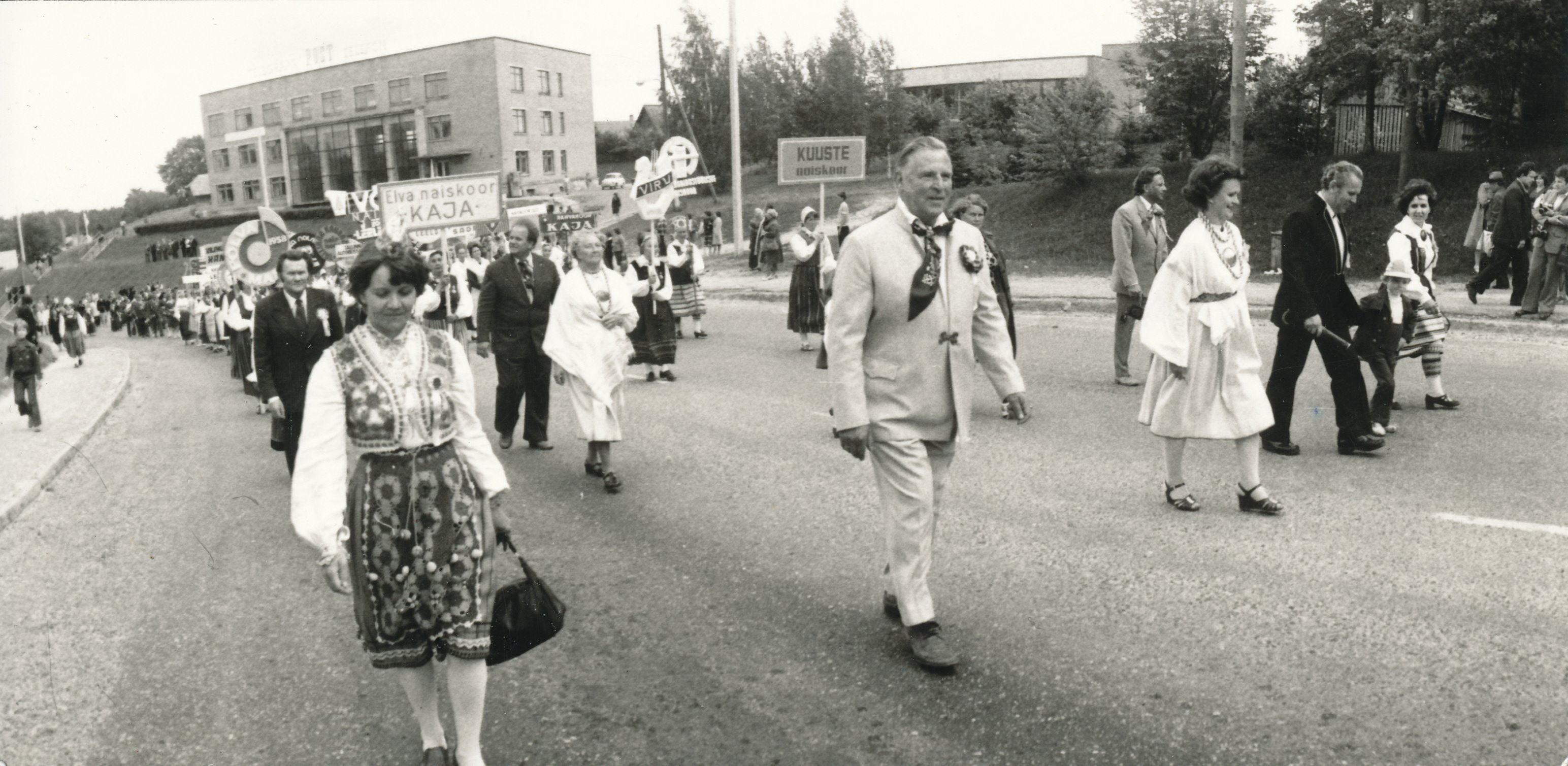 Foto. Laulupäeva rongkäigu kolonn liikumas mööda Oktoobri tänavat Intsikurmu laululava poole 10.juunil 1978.a.