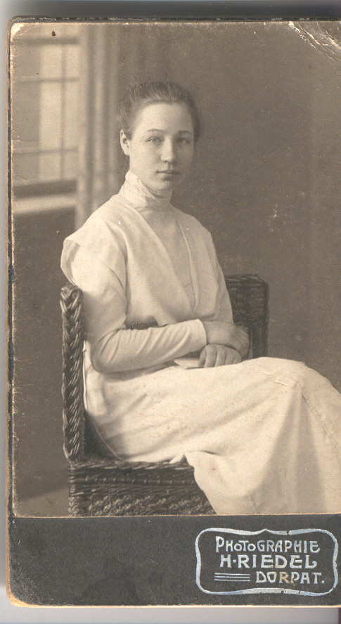 Foto. Vilpuu , Marie poolportree (1890-1964)   1910.aasta paiku ,H.Riedeli foto Tartus