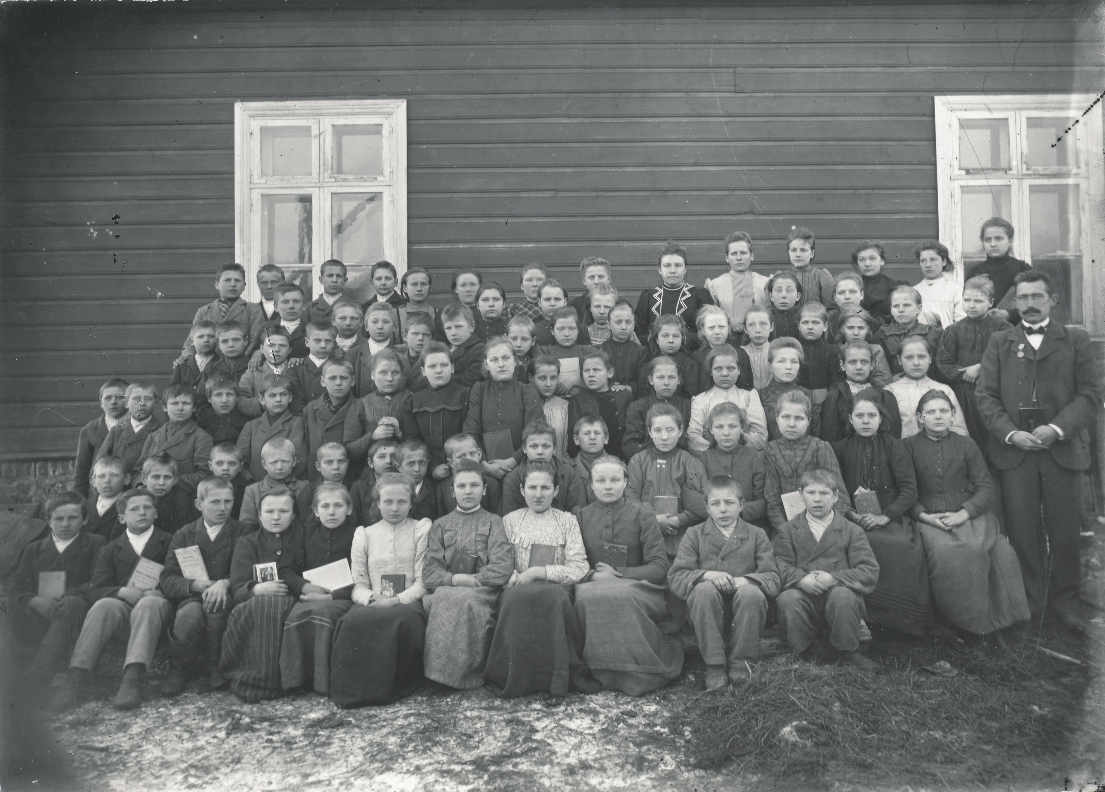 Foto. Grupp õpilasi koos õpetajatega G.Mikkelsaare foto  1890-1910.a. vahel.