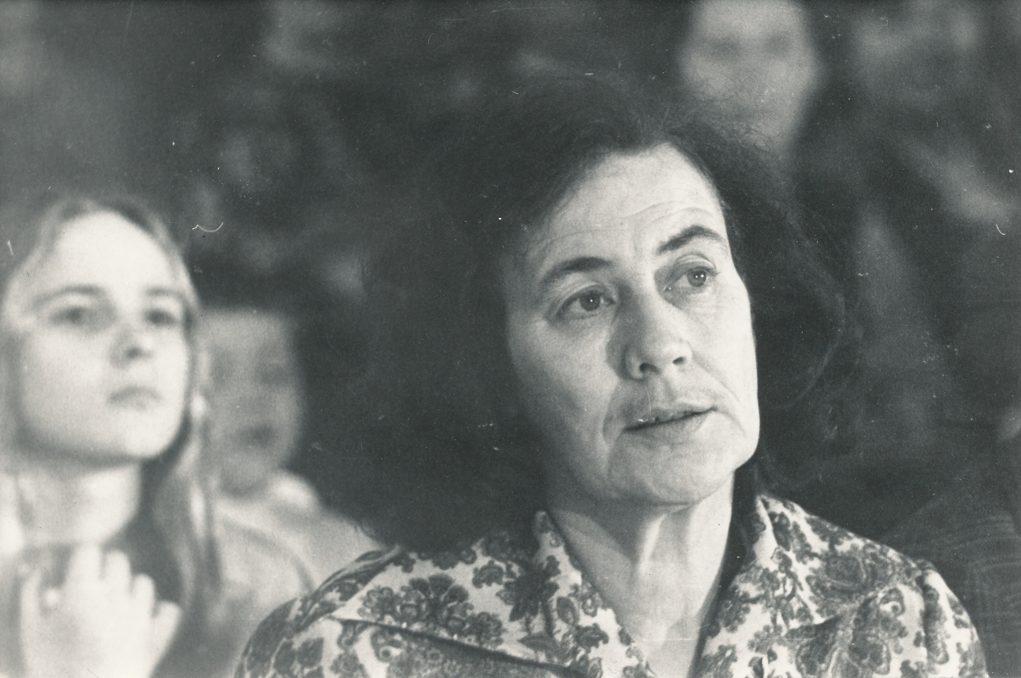 Foto.  Debora Vaarandi oma 60. sünnipäeval kontserti kuulamas Võru Kandles  12.novembril 1976.a.