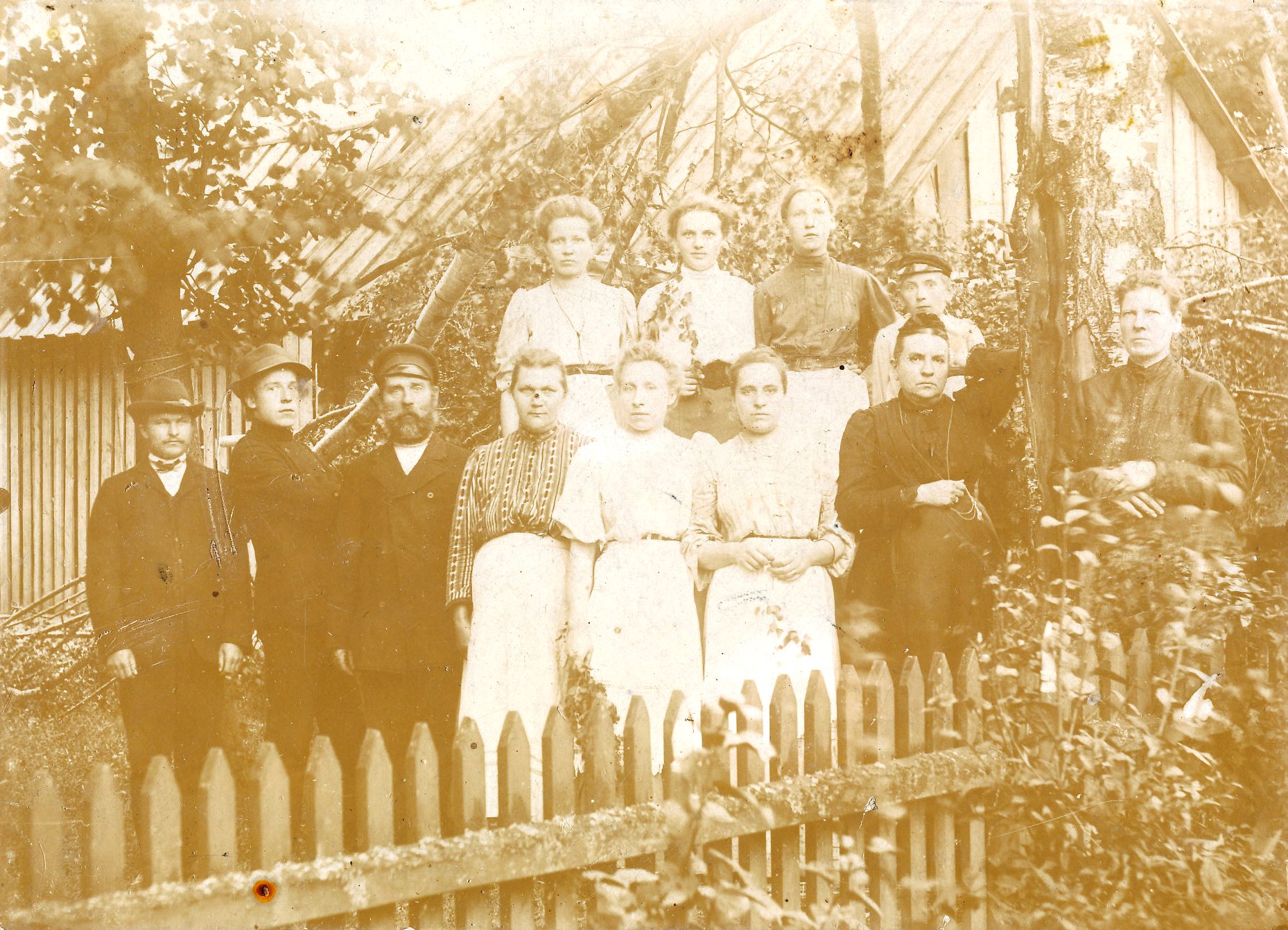 Foto. Piho, Johan - Gustavi    , kauaaegse Võru kingsepa omaksed ja sugulased 1910.aastal Põlvas.