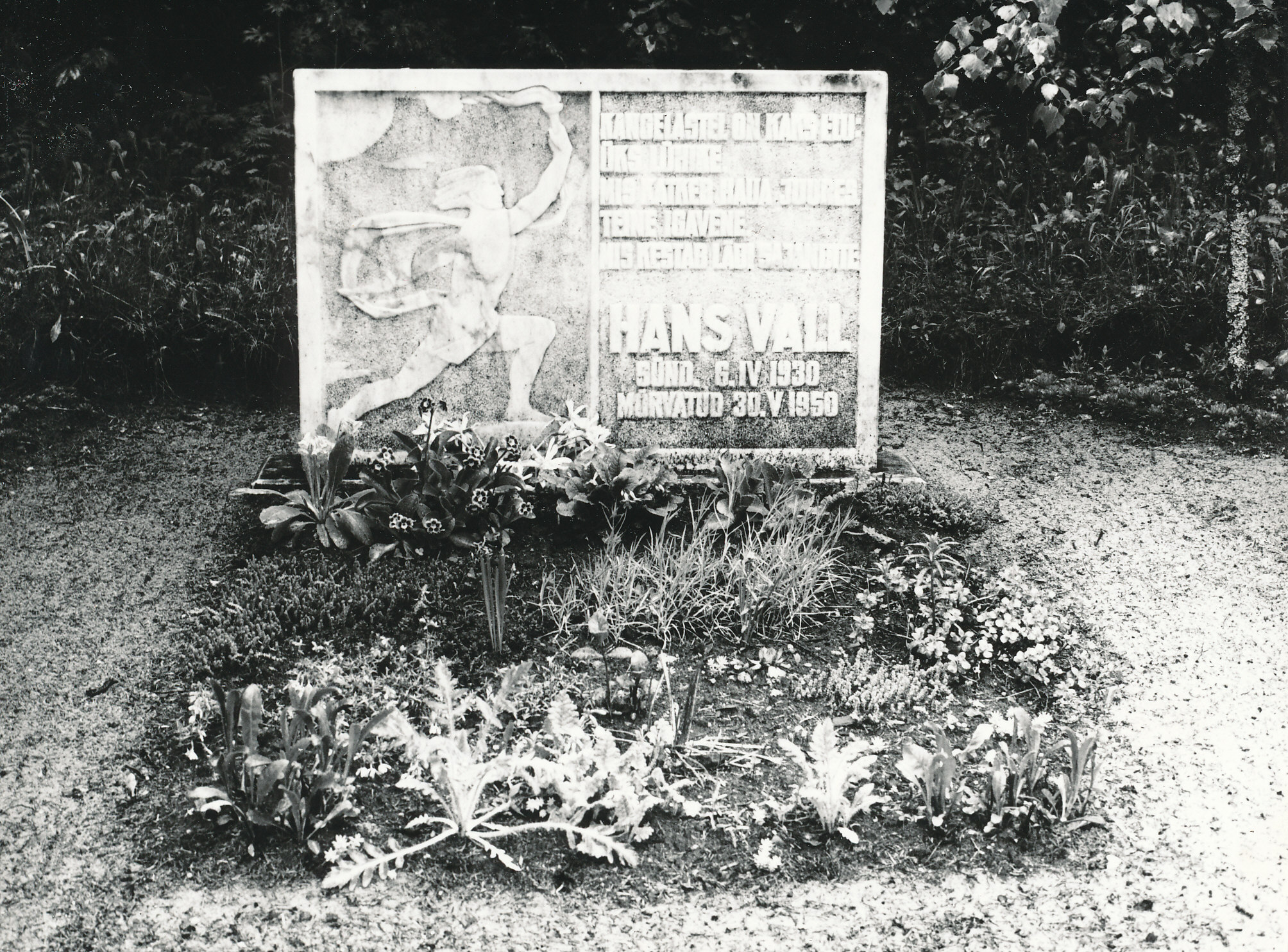 Foto. Komsorg Hans Valli kalm mälestussambaga Võru kalmistul 1977.a. mais.