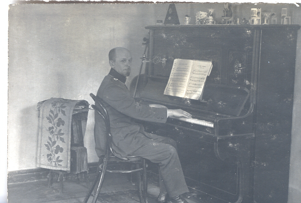 Foto.  Eduard Tamm mängimas klaverit  1924.a. Võrus