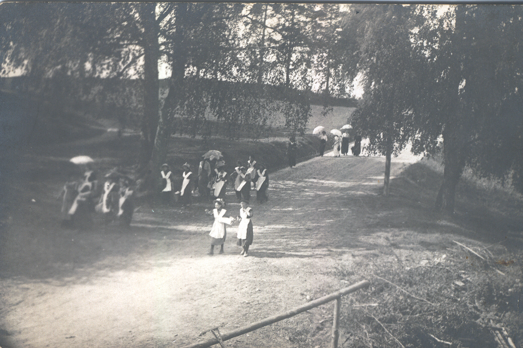 Foto. Võru gümnaasiumi õpilased ja  õpetajad jalutuskäigul Kasaritsas.